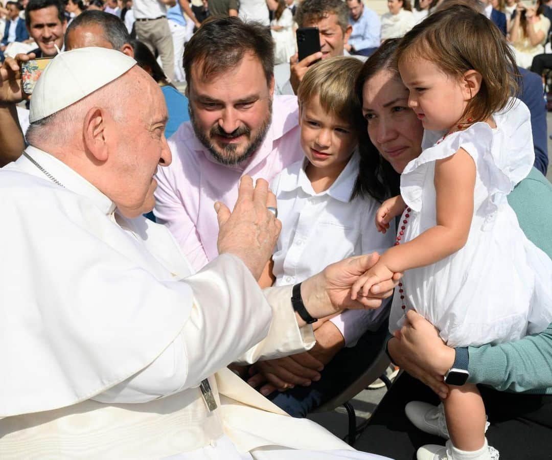 フランシスコ（ローマ教皇）さんのインスタグラム写真 - (フランシスコ（ローマ教皇）Instagram)「EN: Let us #PrayTogether in the face of the many challenges and difficulties of our age. We should not remain idle spectators. Rather, may we actively engage for a more just and peaceful world. #GeneralAudience   PT: #RezemosJuntos diante dos inúmeros desafios e dificuldades do nosso tempo. Não permaneçamos como espectadores, mas empenhemo-nos ativamente por um mundo mais justo e pacífico. #AudiênciaGeral   ES: Ante los numerosos desafíos y dificultades de nuestro tiempo, #OremosJuntos y no permanezcamos como espectadores, sino comprometámonos activamente por un mundo más justo y pacífico. #AudienciaGeneral   IT: #PreghiamoInsieme dinanzi alle numerose sfide e difficoltà del nostro tempo. Non restiamo spettatori, ma impegniamoci attivamente per un mondo più giusto e pacifico. #UdienzaGenerale   DE: #Betenwirgemeinsam angesichts der vielen Herausforderungen und Schwierigkeiten unserer Zeit. Wir dürfen nicht einfach zusehen, sondern müssen uns aktiv für eine gerechtere, friedlichere Welt engagieren. #Generalaudienz   PL: #MódlmySięWspólnie w obliczu wielu wyzwań i trudności naszych czasów. Nie pozostańmy widzami, ale aktywnie angażujmy się na rzecz bardziej sprawiedliwego i pokojowego świata. #AudiencjaGeneralna」9月13日 22時34分 - franciscus