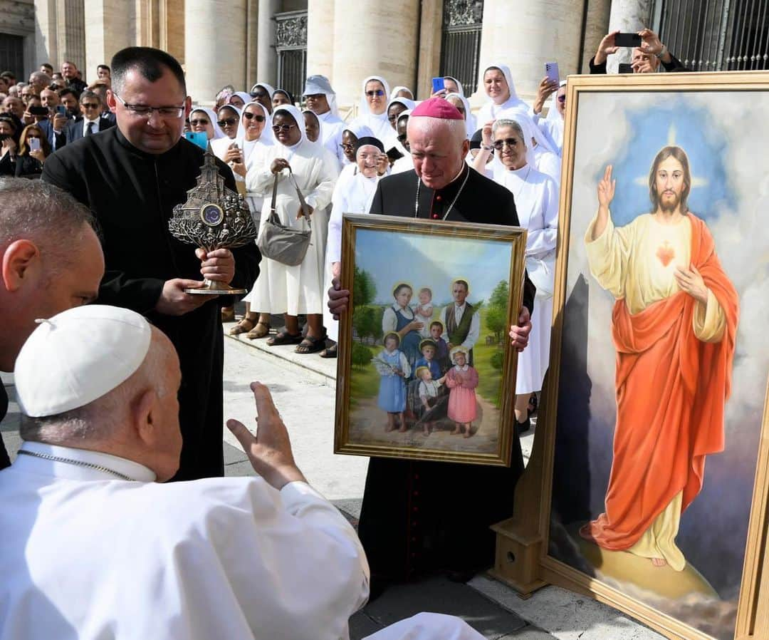 フランシスコ（ローマ教皇）さんのインスタグラム写真 - (フランシスコ（ローマ教皇）Instagram)「EN: Let us #PrayTogether in the face of the many challenges and difficulties of our age. We should not remain idle spectators. Rather, may we actively engage for a more just and peaceful world. #GeneralAudience   PT: #RezemosJuntos diante dos inúmeros desafios e dificuldades do nosso tempo. Não permaneçamos como espectadores, mas empenhemo-nos ativamente por um mundo mais justo e pacífico. #AudiênciaGeral   ES: Ante los numerosos desafíos y dificultades de nuestro tiempo, #OremosJuntos y no permanezcamos como espectadores, sino comprometámonos activamente por un mundo más justo y pacífico. #AudienciaGeneral   IT: #PreghiamoInsieme dinanzi alle numerose sfide e difficoltà del nostro tempo. Non restiamo spettatori, ma impegniamoci attivamente per un mondo più giusto e pacifico. #UdienzaGenerale   DE: #Betenwirgemeinsam angesichts der vielen Herausforderungen und Schwierigkeiten unserer Zeit. Wir dürfen nicht einfach zusehen, sondern müssen uns aktiv für eine gerechtere, friedlichere Welt engagieren. #Generalaudienz   PL: #MódlmySięWspólnie w obliczu wielu wyzwań i trudności naszych czasów. Nie pozostańmy widzami, ale aktywnie angażujmy się na rzecz bardziej sprawiedliwego i pokojowego świata. #AudiencjaGeneralna」9月13日 22時34分 - franciscus