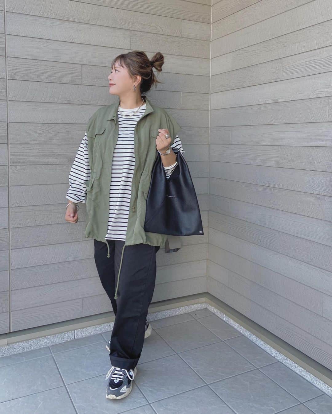 mmmaaakkkiiikkkoooのインスタグラム：「🍂  @wego_zozo のシェフパンツ🌟  シンプルでメンズライクな服装もガーリーにも◎  ゆったりしたサイズ感で着回し抜群💛 他のカラーも欲しい😊  ZOZOで今なら安く買えるよ〜🉐 . . . . pants/ @wego_zozo @zozotown tops/ @bonlecill_official  shoes/ @newbalance  bag/ @mm6maisonmargiela  . . . .  #PR#wego#ウィゴー #wego_ootd#ママコーデ#ママファッション#大人カジュアル#カジュアルコーデ#シンプルコーデ#モノトーンコーデ#ootd#outfit#locari#partegram #プチプラコーデ#40代コーデ#30代コーデ#大人女子#インスタ映え#韓国ファッション#レディースファッション#プチプラ」