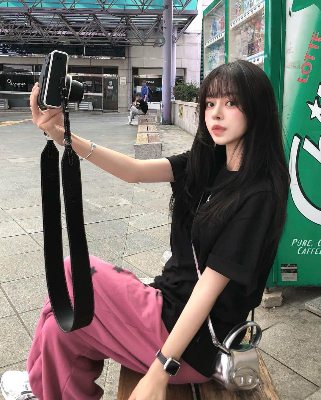 ウィ・ソンヒのインスタグラム：「Instax mini 40 open !🖤 (9.13 - 9.16)  일상 속 추억 남기기 📸 구매인증 이벤트 하고 참스 에디션(반팔+스트랩) 받아가세요🖤」