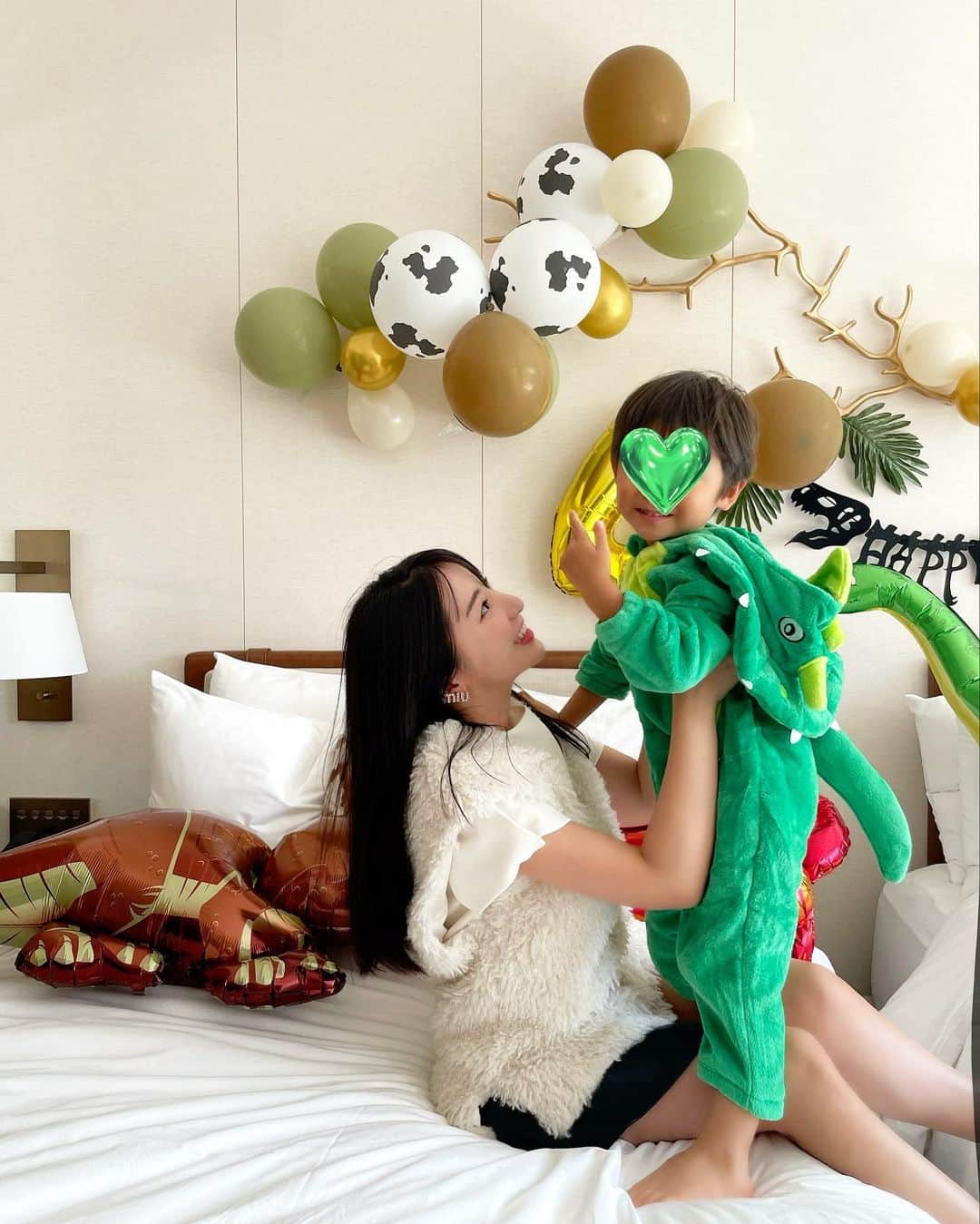 前田朝香のインスタグラム：「4歳のお誕生日🎂🦖 私の元に来てくれてありがとう👼 毎日毎日可愛くて可愛くて 愛おしい🦖 私を母親にしてくれてありがとう💙 #4歳 #恐竜ブーム」