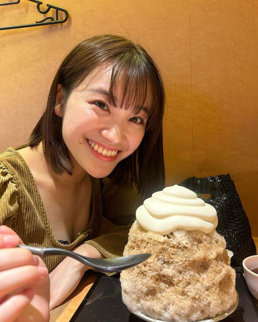 中崎花音のインスタグラム：「鉄観音ハニーミルク味のかき氷🍯 ミルクティーみたいで美味しかった‼︎ 次は別の味食べたい😋  #これがかき氷 #川越小江戸 #川越食べ歩き #かき氷 #かき氷屋さん #鉄観音 #ハニーミルク #生クリーム #ぼぶ #本川越 #本川越グルメ #川越グルメ #川越カフェ」