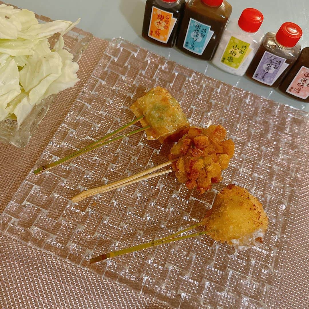 岩瀬玲さんのインスタグラム写真 - (岩瀬玲Instagram)「福岡の人気店 「串匠」さん @kushisho94   の味が自宅で食べられる！ というセットをお家で食べてみました  1本1本手作りしているという串揚げのセットで 冷凍で届くのでそのまま揚げれば揚げたてを食べられるという ありがたいセット🤤  それぞれの串の紹介と 揚げ方が書いてある説明書がついてるので お家でも簡単に揚げられました  私のお気に入りは ミョウガの甘酢漬けと新生姜のカワハギ巻き と ハモと枝豆のクルトン揚げ  そして調味料が 串匠特製串揚げソース 自家製田楽用赤味噌 ジャポネソース 山椒塩 橙ポン酢 の５種類もついててお店で食べてる気分が味わえる❤️  赤味噌はキャベツにつけても美味しいって書いてあったので やってみたらめっちゃ美味しかったー😍  家でこんな美味しい串揚げを食べられるなんて すごいハッピーでした お友達が来た時のおもてなしにもいいかも😍  内容が月替りらしいので 毎月食べたいなー  PR #串匠 #福岡串カツ #通販グルメ #お取り寄せグルメ #串揚げ専門店 #おうちごはん」9月13日 22時37分 - akirakkuma