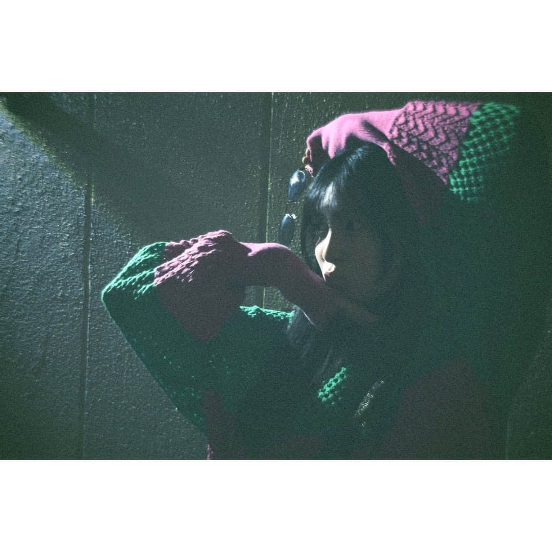 長尾寧音のインスタグラム：「🩷💚 ⁡ ⁡ 古着屋さんで見つけた派手かわニット☺️ ⁡ ⁡ ⁡」