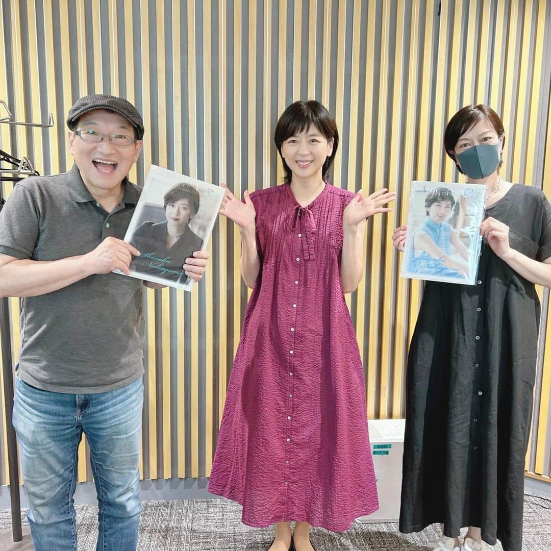 中山忍のインスタグラム：「わーい🙌  生放送って あっという間ですね！ 楽しかったなぁ✨  朗らかな #春風亭昇太師匠  笑顔がキュートな #乾貴美子 さん ラジオ #ビバリー昼ズ‼️ お世話になりました！」