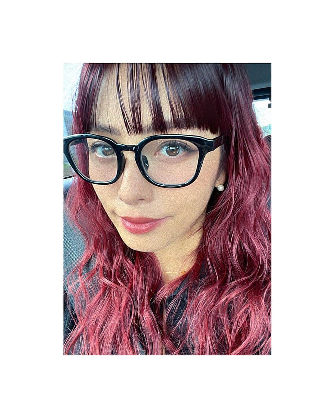 小泉梓のインスタグラム：「こちびのスクール参観日。  ちょい時間あったから、いつぶりかわからないくらいに髪巻いた。  久々にメイクして、ストーリーあげたらすんごい好評で嬉しかった。  息子も自ら写真撮ろっていってくれたのもちょー嬉しかった。  たまにはメイクして髪巻きます。笑  おやすみなさい。」