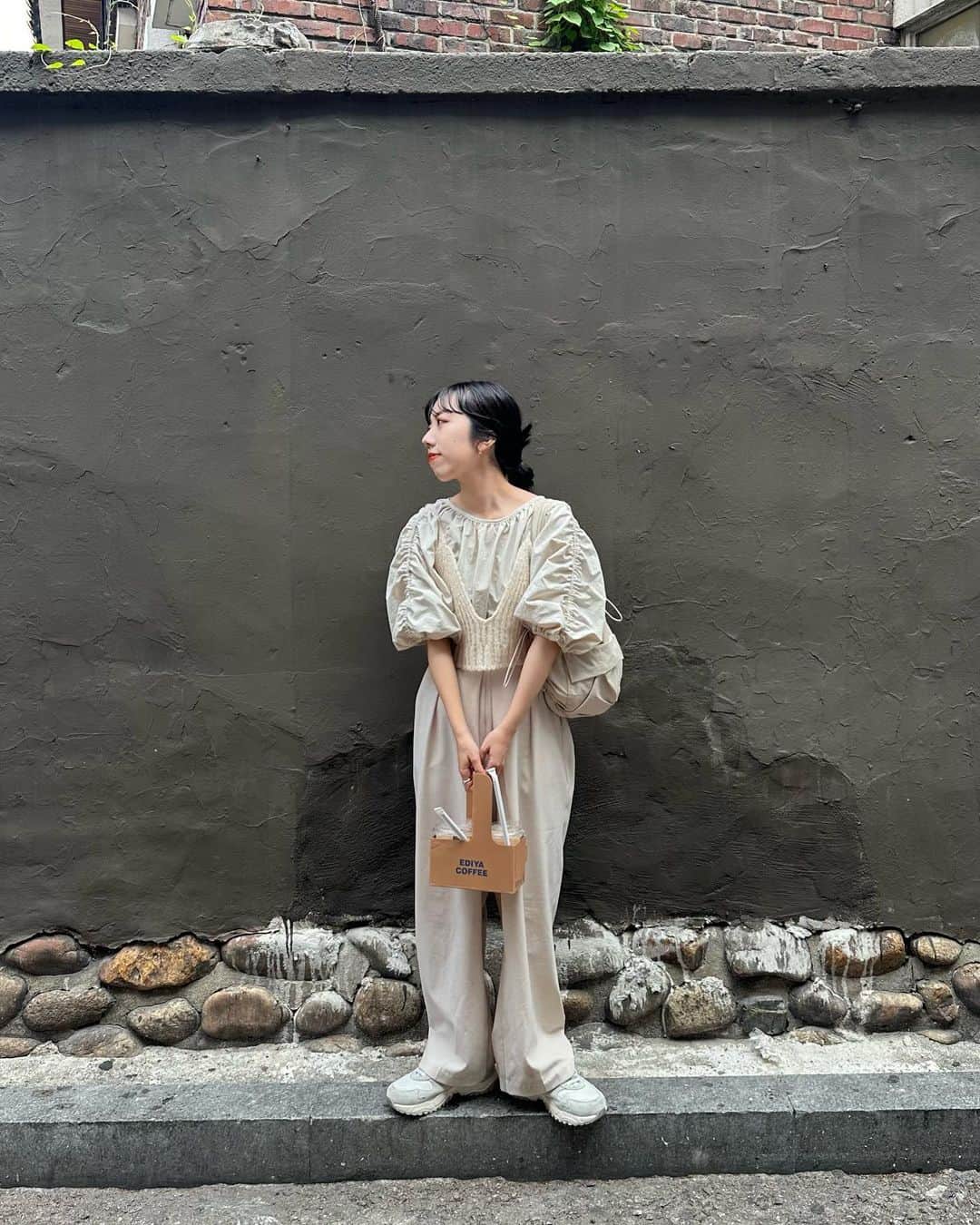 kannnaのインスタグラム：「韓国コーデ(載せ忘れver) このコーデはギャザーバックが ポイントね☺️♪ カジュアルな感じ好き。」