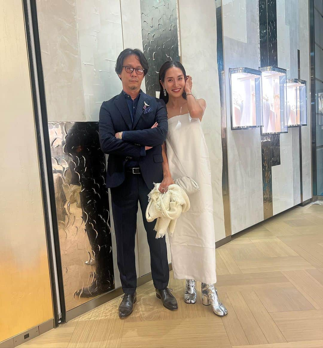 亀恭子さんのインスタグラム写真 - (亀恭子Instagram)「@tiffanyandco  表参道店　 opening partyにて。  ラグジュアリーな空間。 会場の華やかな雰囲気に良いしれた夜。  同い年 イツメン @yukawatanabe_hanabo @shizunan と Tiffanyの思い出と夢を語りながら☺︎  LOVE Tiffany💙  #tiffany #tiffanyomotesando #tiffanypartner #jewelry #love #💙  #ジュエリーは全て #tiffanyandco #ドレスは #etre @junna ちゃんとバッタリ♡お揃い」9月13日 22時44分 - kame_kyo