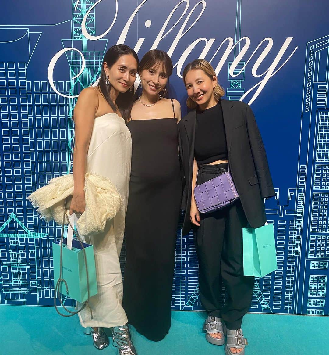 亀恭子さんのインスタグラム写真 - (亀恭子Instagram)「@tiffanyandco  表参道店　 opening partyにて。  ラグジュアリーな空間。 会場の華やかな雰囲気に良いしれた夜。  同い年 イツメン @yukawatanabe_hanabo @shizunan と Tiffanyの思い出と夢を語りながら☺︎  LOVE Tiffany💙  #tiffany #tiffanyomotesando #tiffanypartner #jewelry #love #💙  #ジュエリーは全て #tiffanyandco #ドレスは #etre @junna ちゃんとバッタリ♡お揃い」9月13日 22時44分 - kame_kyo