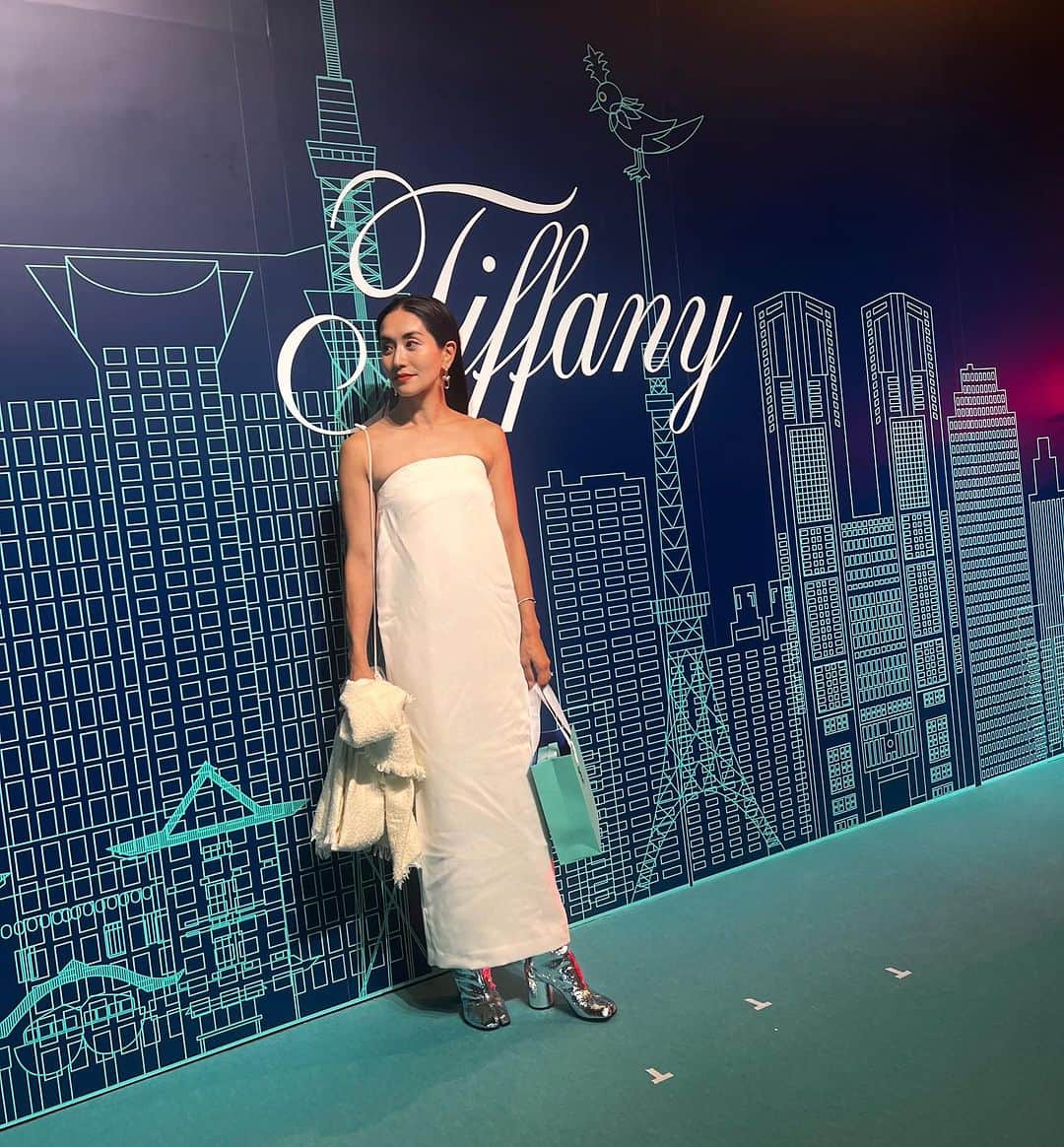 亀恭子さんのインスタグラム写真 - (亀恭子Instagram)「@tiffanyandco  表参道店　 opening partyにて。  ラグジュアリーな空間。 会場の華やかな雰囲気に良いしれた夜。  同い年 イツメン @yukawatanabe_hanabo @shizunan と Tiffanyの思い出と夢を語りながら☺︎  LOVE Tiffany💙  #tiffany #tiffanyomotesando #tiffanypartner #jewelry #love #💙  #ジュエリーは全て #tiffanyandco #ドレスは #etre @junna ちゃんとバッタリ♡お揃い」9月13日 22時44分 - kame_kyo