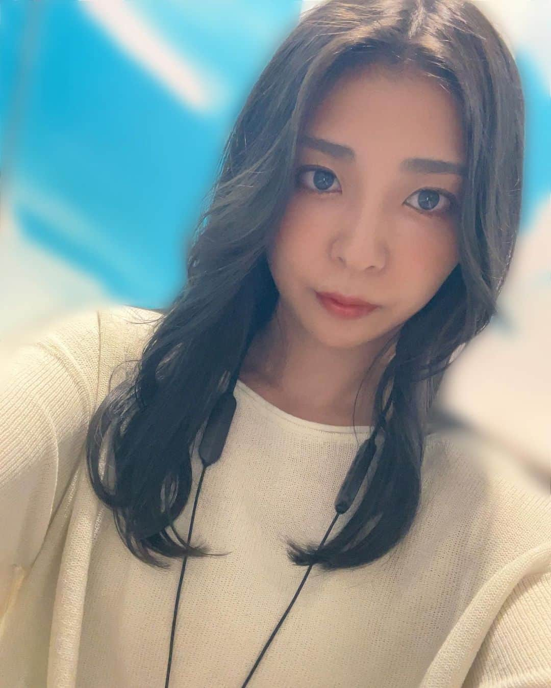 イチサキミキさんのインスタグラム写真 - (イチサキミキInstagram)「切って染めますた💇‍♀️🩶 、 美容師さんにお任せでセットしてもらうと普段自分ではやらない感じになって楽しい 、 外だからささーッと自撮りしたんだけど、このアプリは色々強すぎた笑笑笑 誰？笑笑笑」9月13日 22時44分 - ichisaki_miki