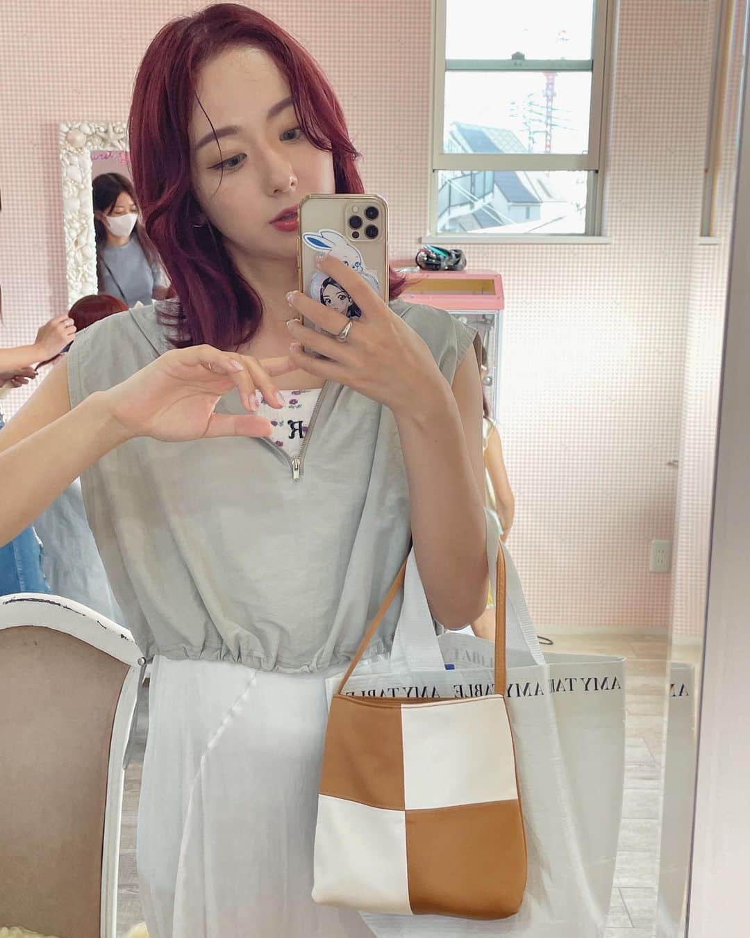のインスタグラム：「幼稚園お迎え後いっしょにBettie👩‍👧 今回も水素ケアカラーでカシスピンクをチャージ🍇🍒 娘は久しぶりにオン眉 ✂︎  いつもありがとう🎀 @yumiko__yamamoto  @bettie_tokyo」