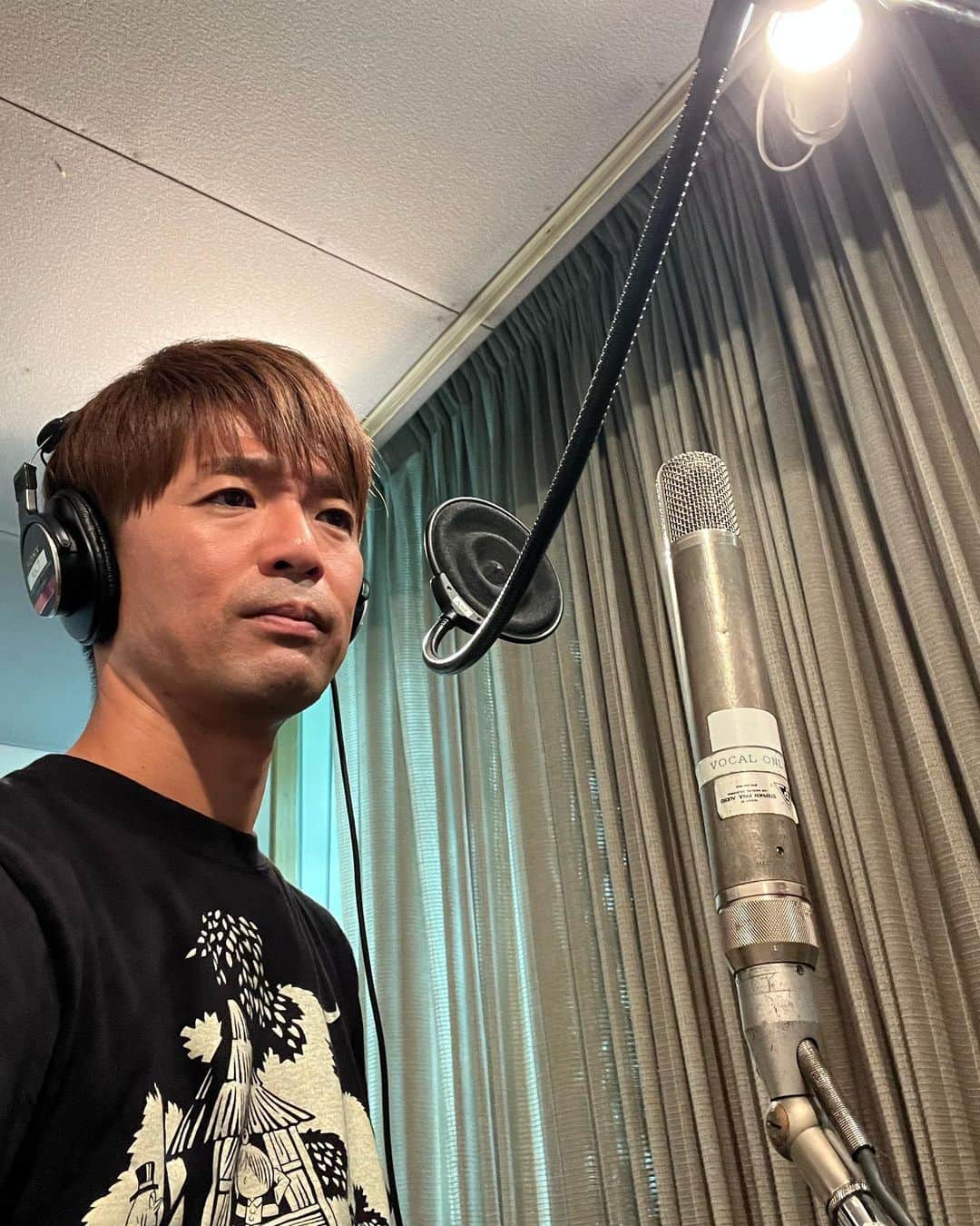 のインスタグラム：「このマイク。  130万円するらしい、、、。  #お前これ #ちょっとでも俺の固い固い髭でも当たってみろよ #大弁償やぞ 、、、 #山さん」
