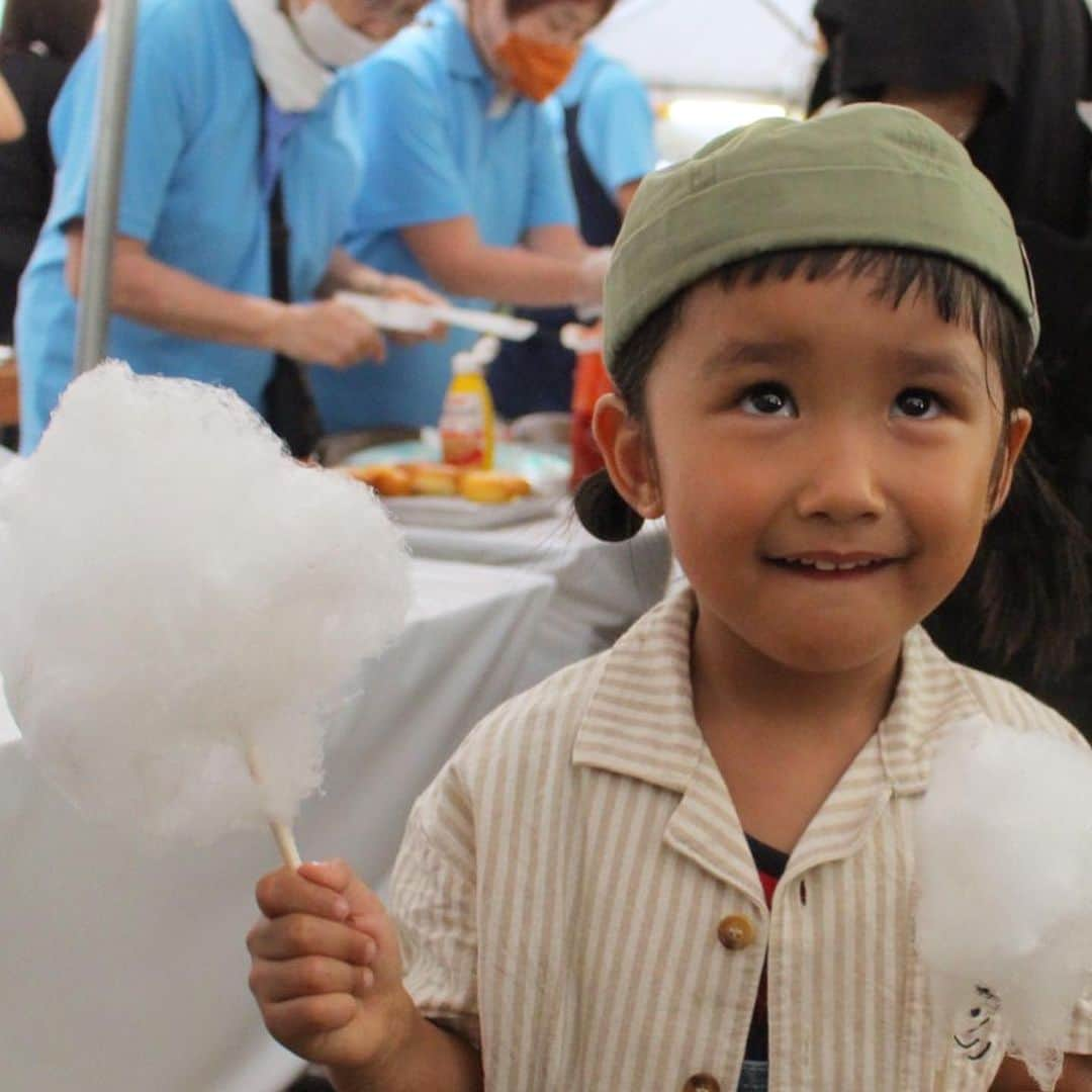 川畑雅秀のインスタグラム：「此花区のお祭り☀️ 雲を食べてみたいって言うから初めて食べてみた☀️『パパ〜雲って美味しいね〜』って😊ギューーーー🤣🤣🤣  #此花区 #祭り #四貫島 #おもいっきり四貫島 #月ちゃん #3歳 #かわばたくん #吉本興業」