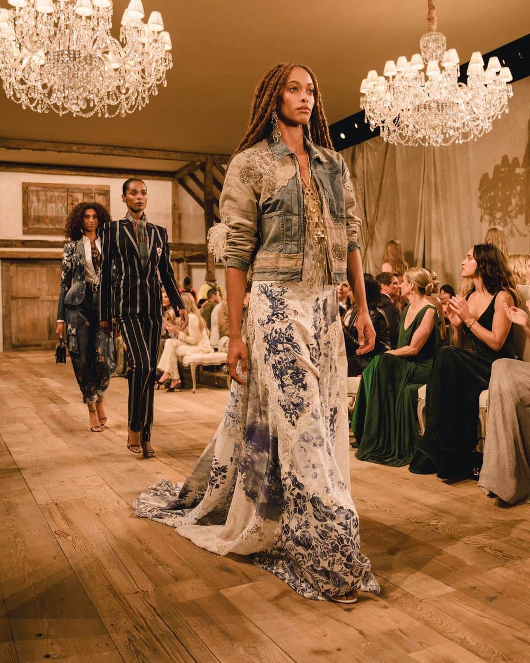 New York Times Fashionさんのインスタグラム写真 - (New York Times FashionInstagram)「At Ralph Lauren’s women’s spring 2024 show at the Brooklyn Navy Yard last week, celebrities gathered for a runway show and lavish dinner that demonstrated the brand’s success at world building.  The @ralphlauren formula is made up of both familiarity and desire, writes the fashion reporter @jtes. The show had familiarity: faux-worn wooden framework and intentionally mismatched white chairs, a style known to anyone who has seen even five minutes of HGTV programming. And it had desire: The svelte bodies atop those chairs belonged to Julianne Moore, Jennifer Lopez, Diane Keaton and Amanda Seyfried, seated shoulder to shoulder like the world’s most enviable group of girlfriends.  Read more about what makes up “that Ralph Lauren feeling” at the link in bio. Photos by  @_janekim」9月13日 22時50分 - nytstyle