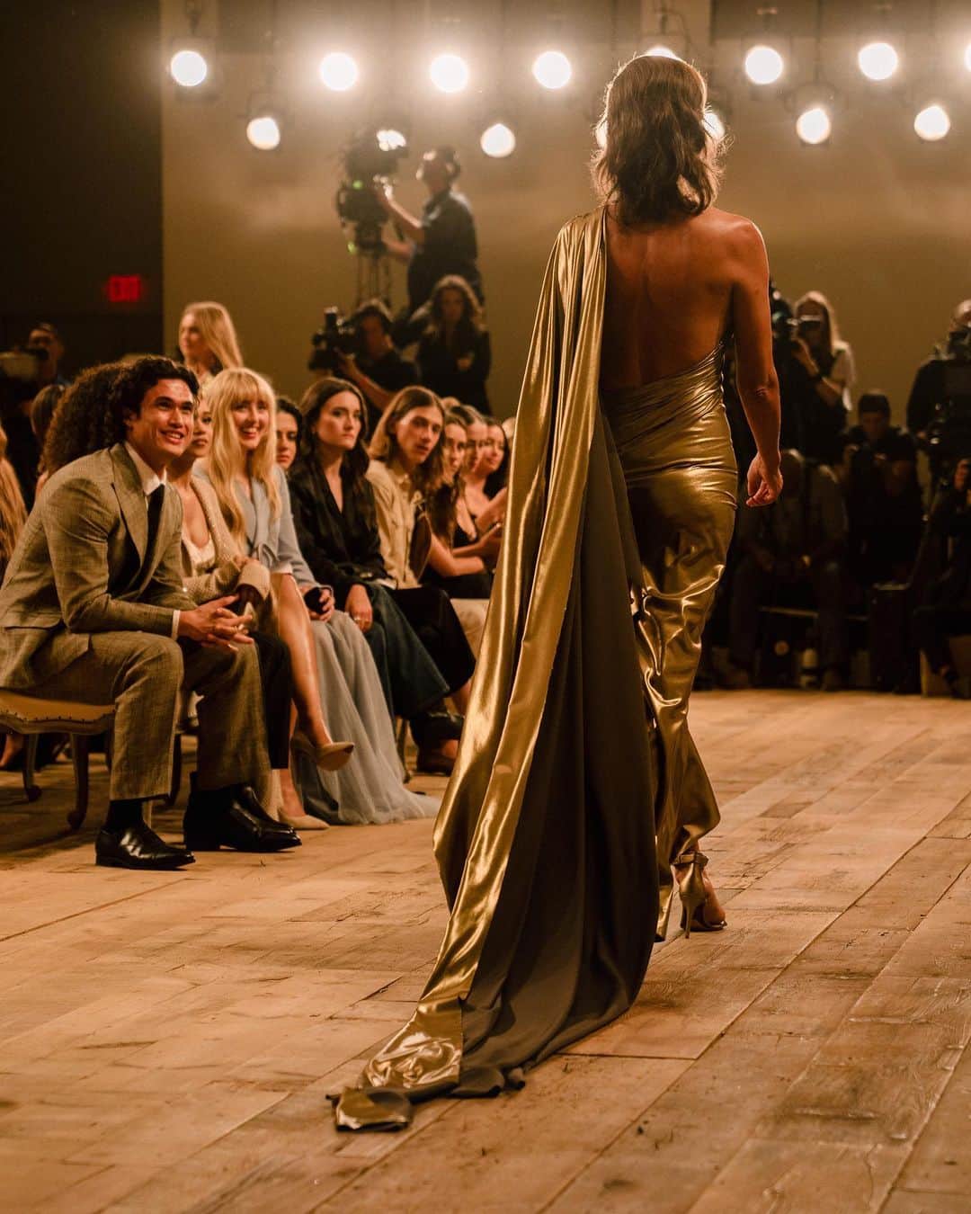 New York Times Fashionのインスタグラム：「At Ralph Lauren’s women’s spring 2024 show at the Brooklyn Navy Yard last week, celebrities gathered for a runway show and lavish dinner that demonstrated the brand’s success at world building.  The @ralphlauren formula is made up of both familiarity and desire, writes the fashion reporter @jtes. The show had familiarity: faux-worn wooden framework and intentionally mismatched white chairs, a style known to anyone who has seen even five minutes of HGTV programming. And it had desire: The svelte bodies atop those chairs belonged to Julianne Moore, Jennifer Lopez, Diane Keaton and Amanda Seyfried, seated shoulder to shoulder like the world’s most enviable group of girlfriends.  Read more about what makes up “that Ralph Lauren feeling” at the link in bio. Photos by  @_janekim」