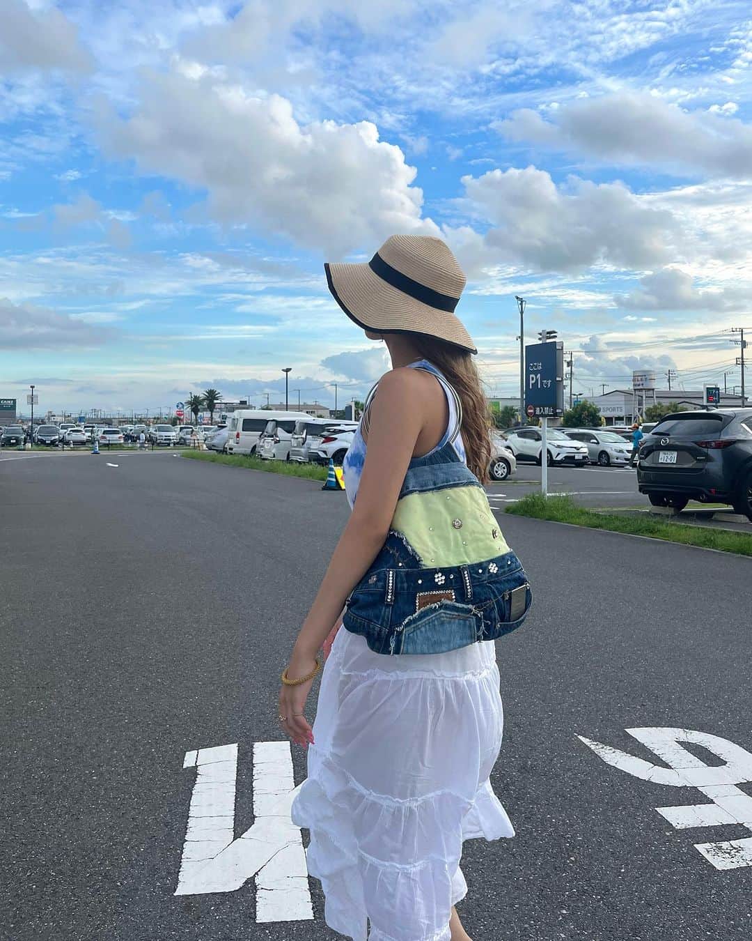 HIYORIのインスタグラム：「初めてナンバー出したときにプレゼントでみんなからもらった宝物のバッグ🐇🩵」