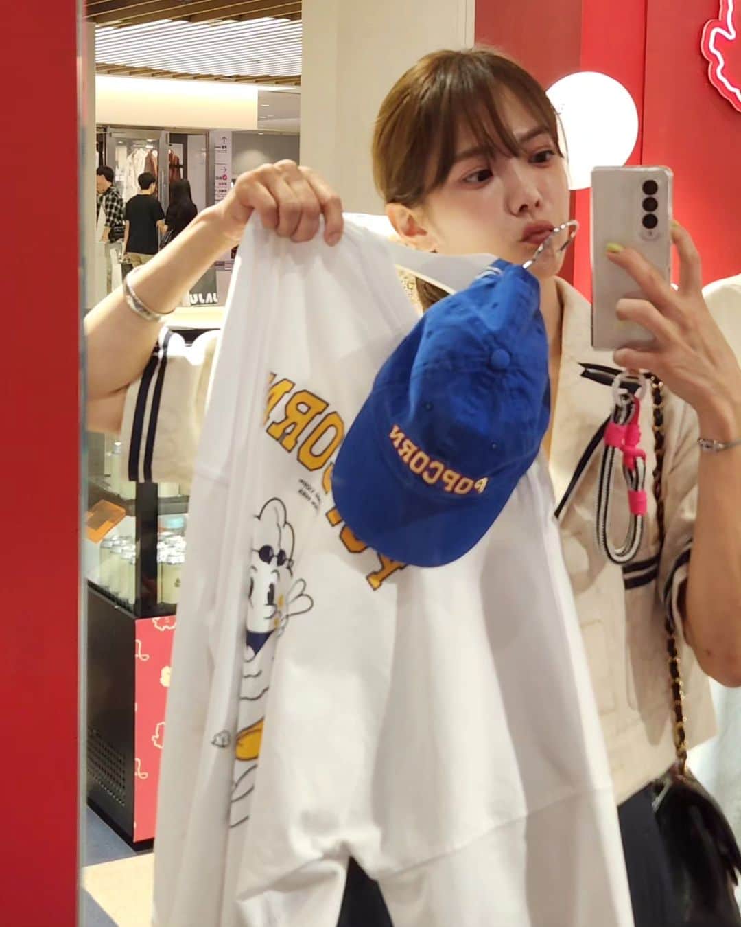 ユ・ハナのインスタグラム：「코엑스 메인스트릿 가운데 딱 자리잡고있던  서울살롱 팝업!  처음으로 선보인 인센스의 향이 너무 궁금했고 파랗고 귀여운 팝콘모자가 너무 사고싶어서 갔는데,  티셔츠에 인센스에 모자에 팝콘에  양손 가득 사서 왔답니다.  이번주는 소세지까지 나왔다던데!   서울살롱맥주에 소세지 먹으면 스트레스 다풀릴듯🙈  얼마안남았어요. 이번주엔 가보셔야해요  아 요즘 떠오르는 유투버  핫한 이희철이도 있으니 이희철이 구경도 할겸 다녀오세요.」