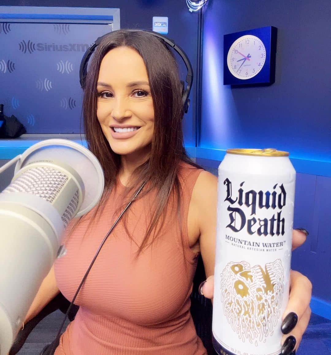 リサ・アンさんのインスタグラム写真 - (リサ・アンInstagram)「Started my day in studio @siriusxm visiting @maddogsportsradio with some @liquiddeath and a bobble head I brought for @mikebabchik 😎 If you missed the show live this morning, you can catch up on the SXM app.  On my way out of the studio I had to stop by and say hi to @gillieandmarcart  “Paparazzi Dogman & Rabbitwoman”  #morningmen #maddogsportsradio #siriusxm #falnation #thereallisaann」9月13日 22時59分 - thereallisaann