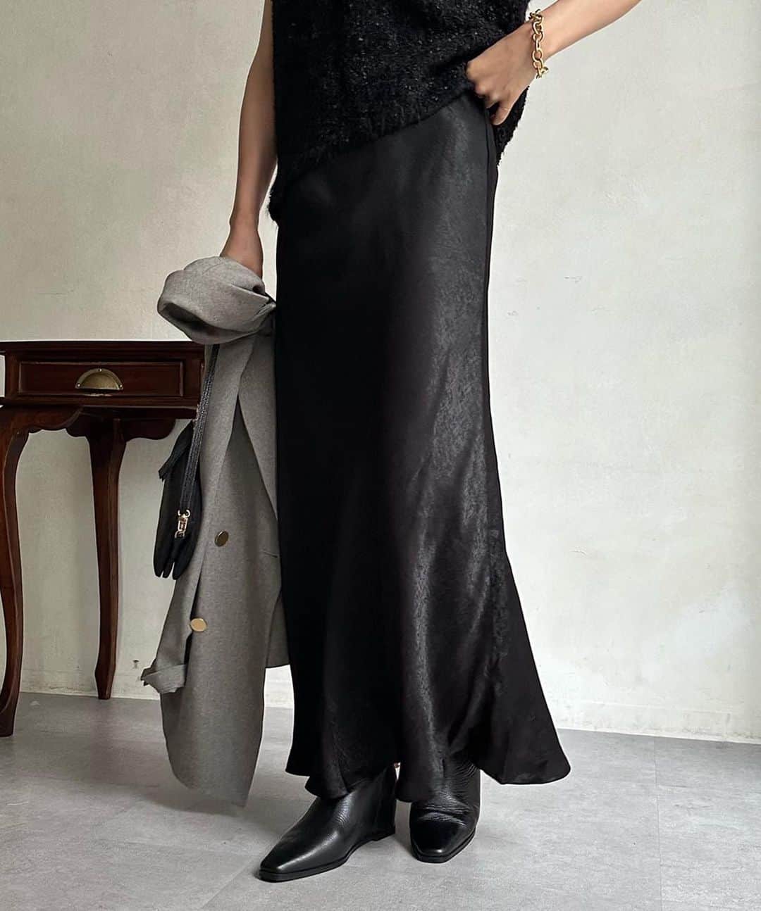 ドゥドゥさんのインスタグラム写真 - (ドゥドゥInstagram)「《新色BLACK登場🖤》  すっきりとした落ち感のある綺麗なシルエットが女性らしい印象を与えてくれるサテンスカート。 光沢感のある素材感が新鮮で、いつものスタイルをガラッと変えてくれます。  ◻︎ サテンバイヤスマーメイドスカート ¥13,200(税込) . . . . . #スカートコーデ #マーメイドスカート #サテンスカート #doudou#ドゥドゥ#ドゥドゥ_コーデ #オトナカジュアル #オトナ女子コーデ #綺麗目カジュアル#着回しアイテム #着回し #ジャケットコーデ #ジャケットスタイル #色違いコーデ #色違い #ブラックコーデ#ワントーンコーデ #秋服#秋服コーデ #ロングスカート #ロングスカートコーデ #palcloset#パルクローゼット #パルクロ #大人カジュアルコーデ #高見えコーデ #高見えアイテム #細見えコーデ #上品カジュアル #抜け感コーデ」9月13日 22時59分 - doudou_pr
