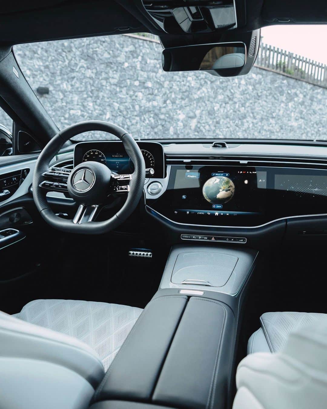 メルセデス・ベンツさんのインスタグラム写真 - (メルセデス・ベンツInstagram)「The perfect combination of comfort and performance.   #MercedesBenz #EClass」9月13日 23時00分 - mercedesbenz