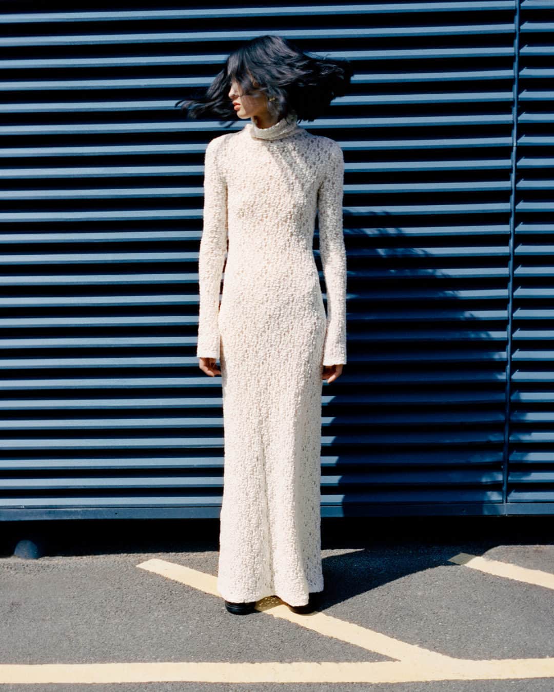 ネッタポルテのインスタグラム：「BEST DRESSED: From ’90s minimalism to head-turning styles – your new-season dresses are here.  Tap the link in bio to shop at #NETAPORTER.」
