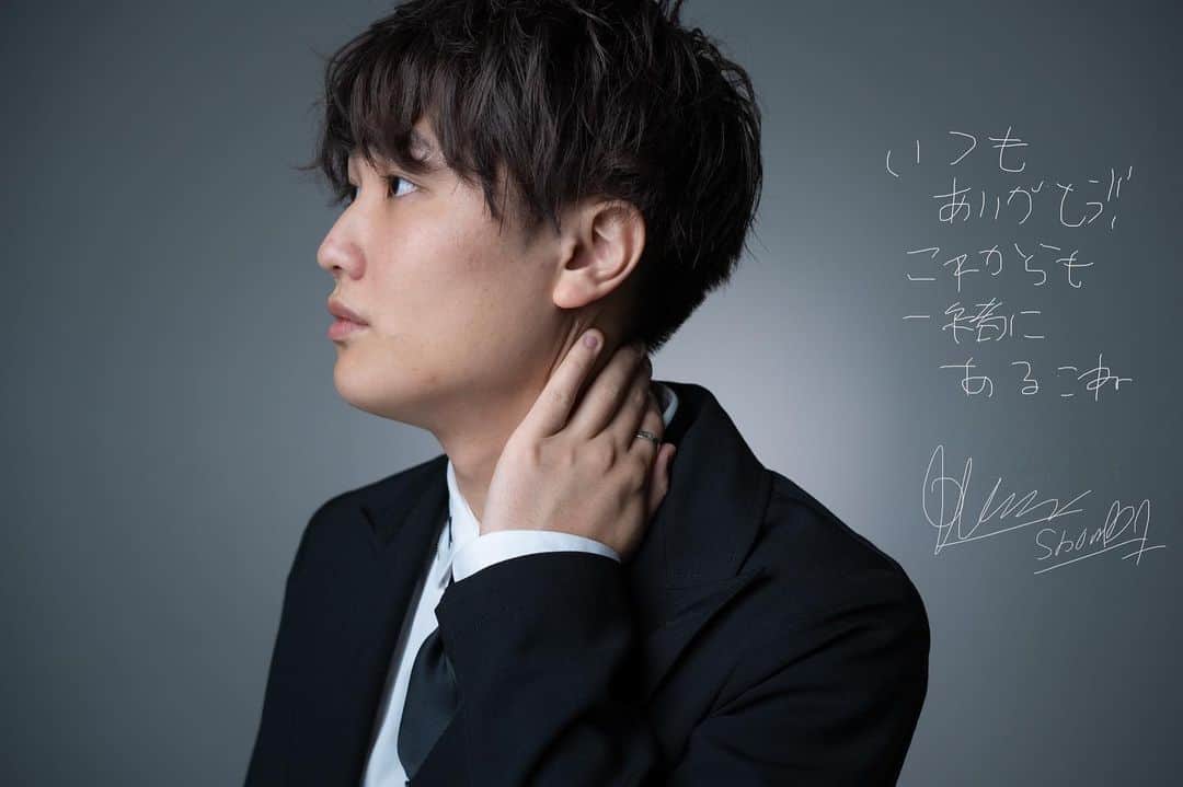すずしょうとのインスタグラム：「お誕生日になりました！！  みんなに応援していただいて何年経つのでしょう。ぼくはとりあえず日常のすこしの間だけでもすずしょうとで楽しんでくれたらなと思って必死に動画作ってます。。笑 あなたにとってすずしょうとが日常の1部になれますように！！！  家族全員これからもよろしくお願いいたします！  まだまだ楽しむぞお！  撮影：山口宏之様  すずしょうと家族写真のカットです！ぜひ写真集みてみてなぁ！  #しょうたろう6歳おめでとう  あとなんやねんこのタグw」