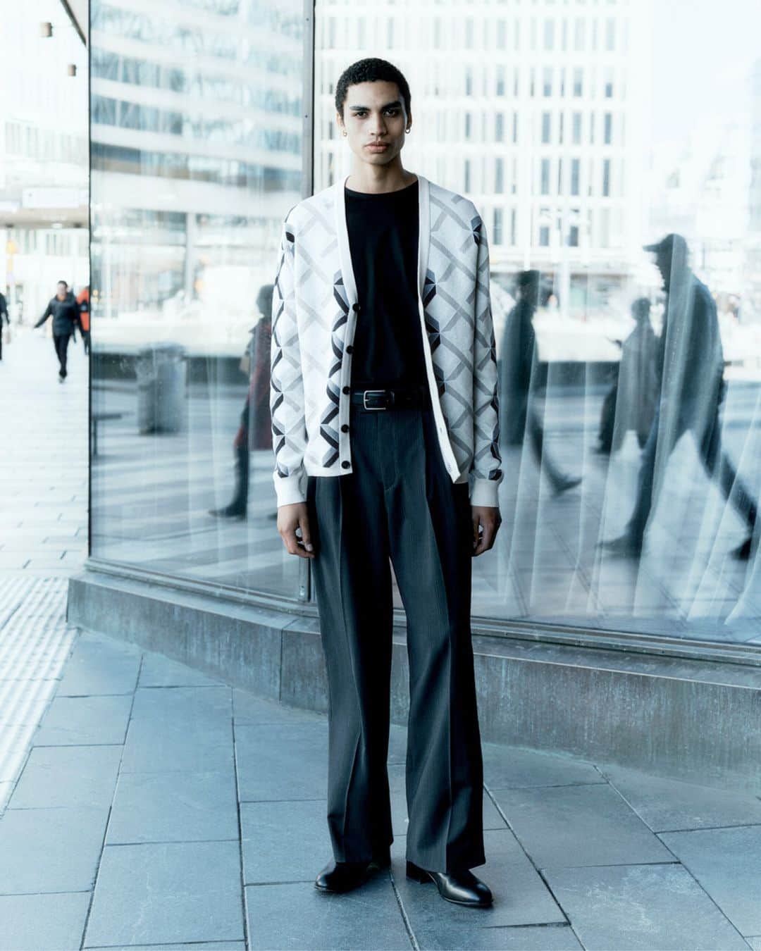 タイガーオブスウェーデンのインスタグラム：「This look succeeds in creating statement silhouettes whilst maintaining comfort and ease. #TigerofSweden」