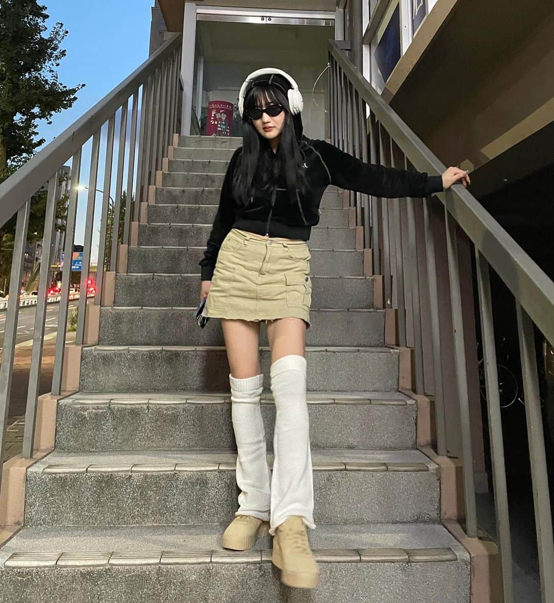 河崎みーなのインスタグラム：「🎧🖤💭  tops @sculptor_jp  skirt @grl_official  shoes @atmos.pink_official  . .」