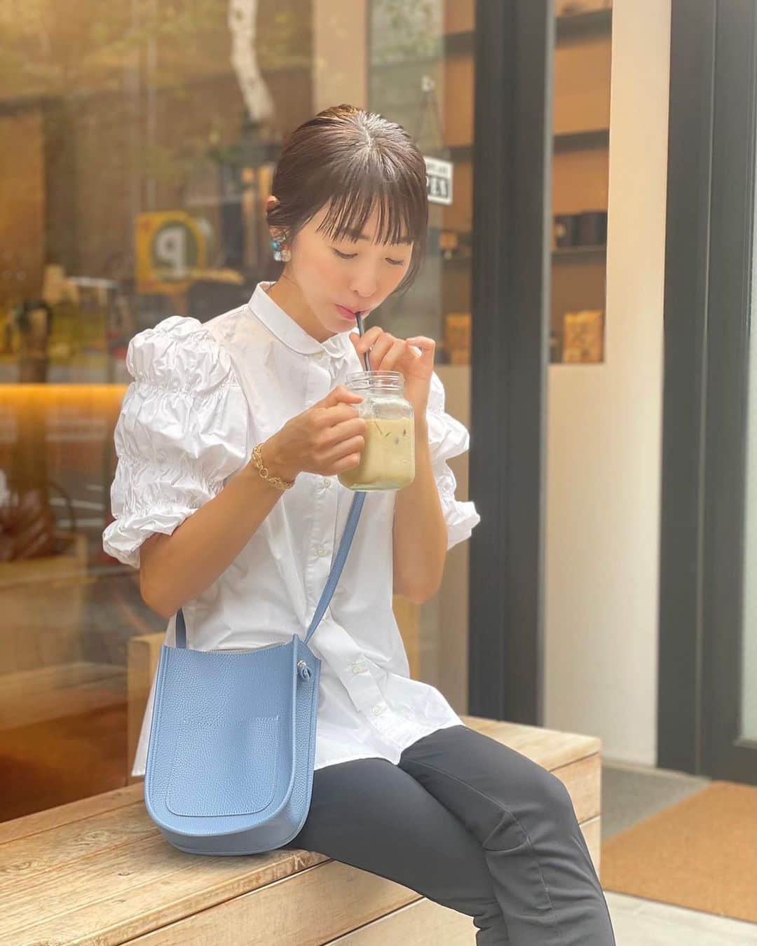 木本泉のインスタグラム：「- 時間ギリギリで、、、それでもアイスカフェラテを必死で飲む私☕️  味の濃いものを食べると、お口直しに飲みたくなるのよね😄」