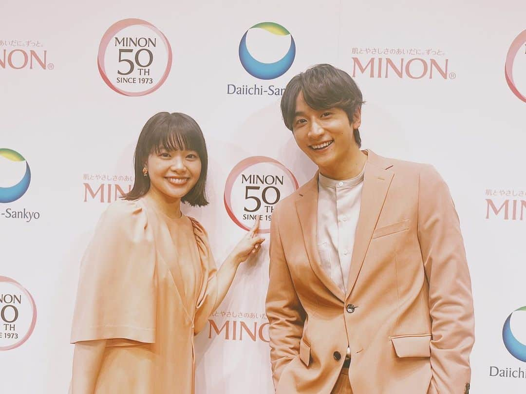 小関裕太さんのインスタグラム写真 - (小関裕太Instagram)「#MINON ボディーケアシリーズCM  50周年！  おめでとうございます。  ミノンCMはいつも 肌と街にやさしい銭湯を営む物語のトシ、アキとして出演してきましたが、 今回はみなさんに語りかけるCM。  僕もずっと愛用しているミノン。 これからもみなさん一緒に使いましょう^ ^」9月13日 23時07分 - yuta_koseki_68