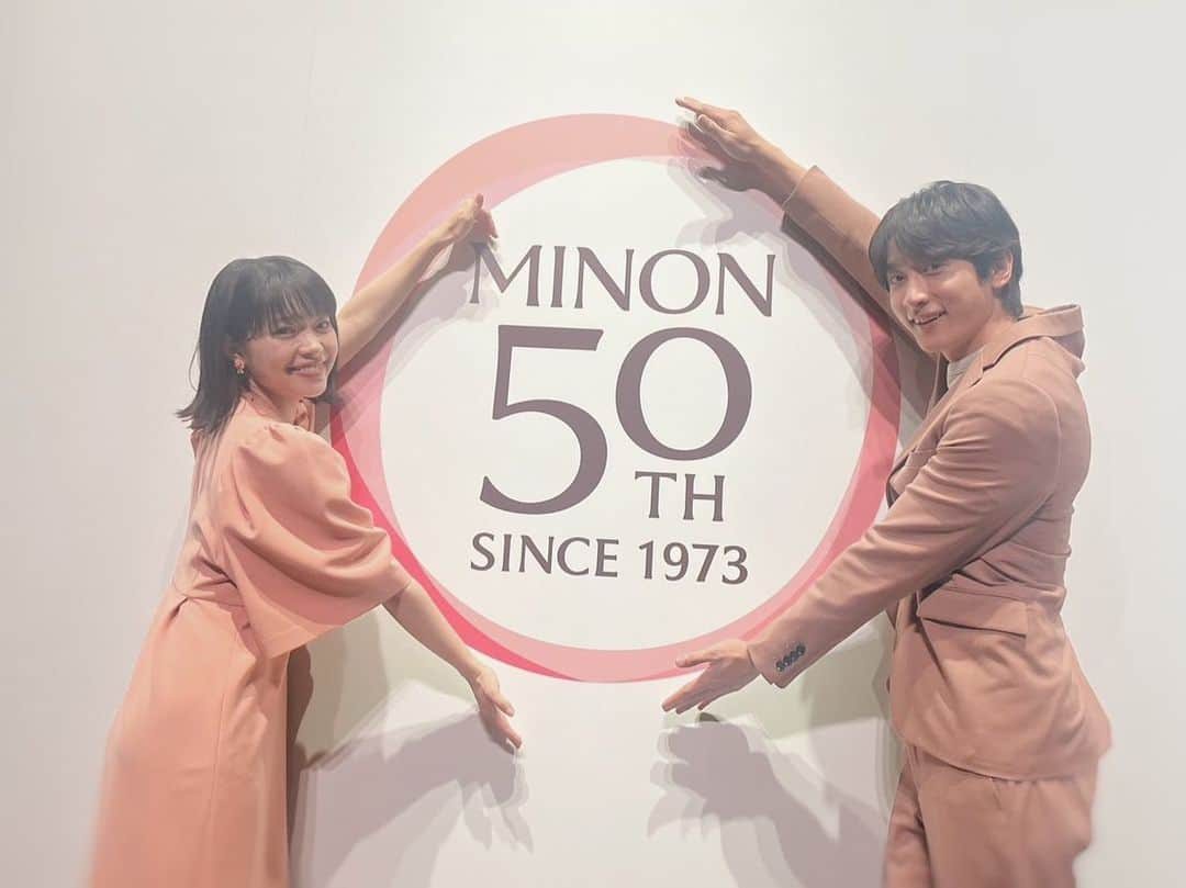 小関裕太のインスタグラム：「#MINON ボディーケアシリーズCM  50周年！  おめでとうございます。  ミノンCMはいつも 肌と街にやさしい銭湯を営む物語のトシ、アキとして出演してきましたが、 今回はみなさんに語りかけるCM。  僕もずっと愛用しているミノン。 これからもみなさん一緒に使いましょう^ ^」