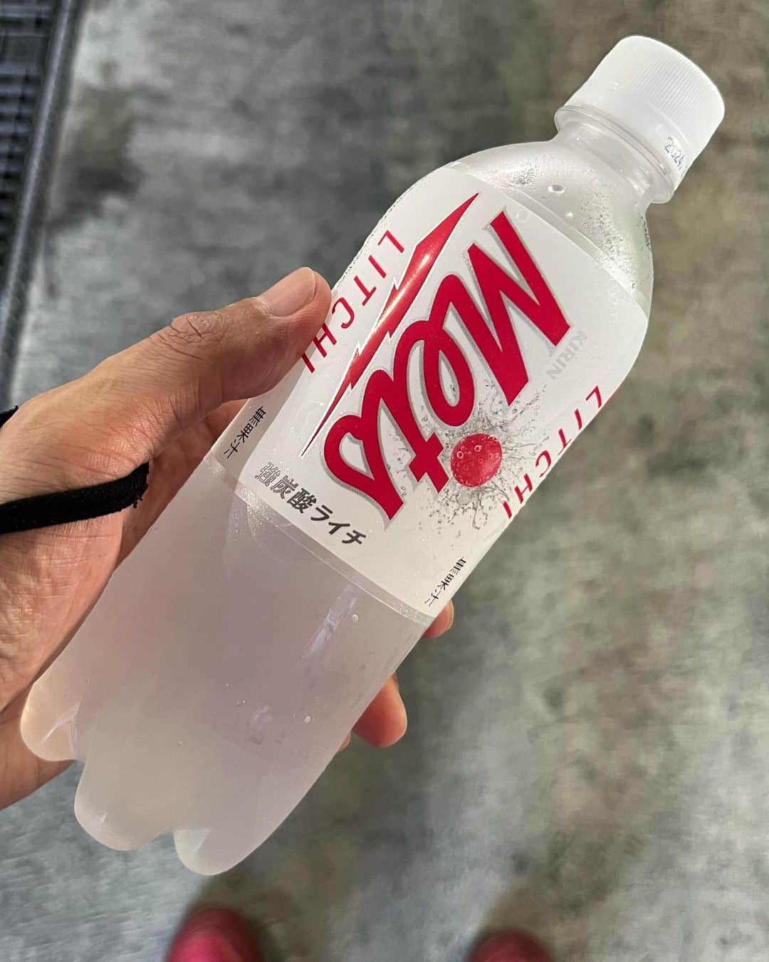 靖乃のインスタグラム：「先日見つけた時に「もう今年最後かもな」と飲んでたメッツライチ 意外とまた見掛けたので軽薄に本日も飲みました😁  まだまだ暑いねぇ みんなもくれぐれも身体にはお気をつけて‼️  #靖乃 #ハイダンシークドロシー #淡路島 #ピン毛」