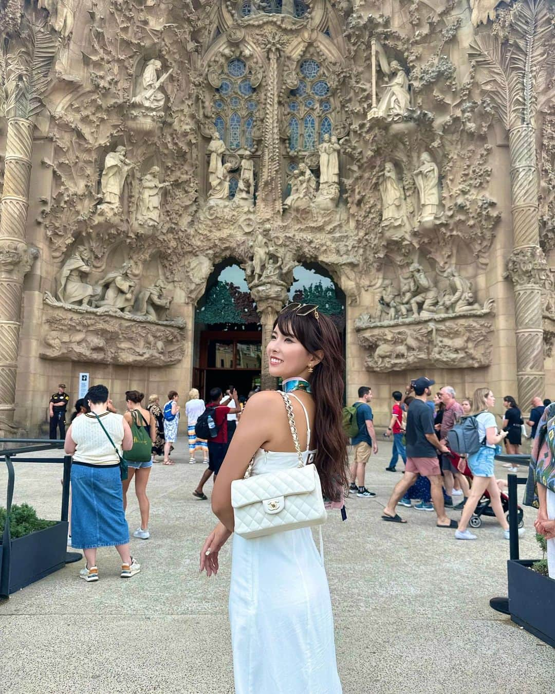 ききまるさんのインスタグラム写真 - (ききまるInstagram)「#sagradafamilia 🇪🇸 . . バルセロナといえば！サグラダファミリア！ . .  人生で一度は来てみたかった憧れの場所！ 子供の頃に金ローで見たルパン三世のアニメで知ってからずっと行ってみたいと思ってたからホントに嬉しすぎる🙉🙉🙉 .  サグラダファミリアの建設は CNCの技術で300年かかる施工期間が 半分以下の144年に縮まったらしい！ 技術進歩すご . 完成前に来れて良かったーー . . 360度どこから見てもおもしろくて 外観も当たり前にすごいけど内側がすごくきれいだった✨ それはまた別の投稿で👊 . . 一生の思い出また増えた〜🥹🩷 . .  . . ストーリーのハイライトにまとめてあるので 『Spain🇪🇸』ぜひチェックしてね✅  . . ----------------------------  💠インスタ歴10年現在フォロワー45万人 💠猫と犬と東京のど真ん中で暮らす26歳 💠事務所無所属(フリーランス) 💠TikTok & Twitter & Therdsも 💠#旅行　#サウナ　#ダイエット  ㊙️サブスクリクションスタートしました！  →  プレミアム投稿ぜひみてね🙌💗登録よろしくねん  フォロー、保存、コメント嬉しいです✨       (((( 　@kikigram_97 ))))   ----------------------------- . .  #海外旅行　#女子旅行　#女子旅　#スペイン旅行　#スペイン観光　#バルセロナ　#バルセロナ観光 #グエル公園　#ガウディ建築 #タビジョ　#海外旅行大好き #Spain #サグラダファミリア　#sagradafamilia #sagradafamília #barcelona #barcelona🇪🇸 #世界旅行　#ヨーロッパ旅行 #ヨーロッパ周遊 #ヨーロッパ旅」9月13日 23時10分 - kikigram_97