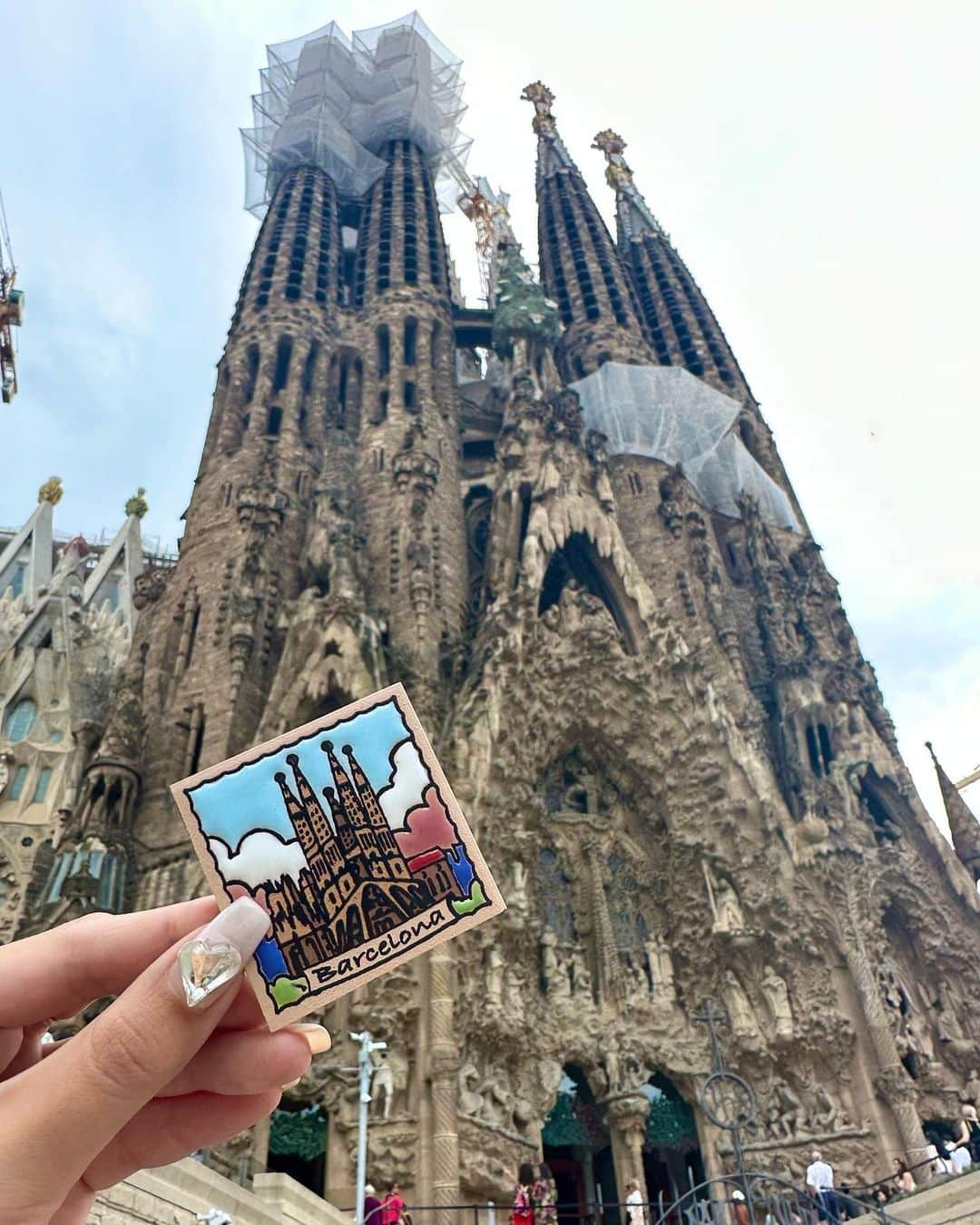 ききまるさんのインスタグラム写真 - (ききまるInstagram)「#sagradafamilia 🇪🇸 . . バルセロナといえば！サグラダファミリア！ . .  人生で一度は来てみたかった憧れの場所！ 子供の頃に金ローで見たルパン三世のアニメで知ってからずっと行ってみたいと思ってたからホントに嬉しすぎる🙉🙉🙉 .  サグラダファミリアの建設は CNCの技術で300年かかる施工期間が 半分以下の144年に縮まったらしい！ 技術進歩すご . 完成前に来れて良かったーー . . 360度どこから見てもおもしろくて 外観も当たり前にすごいけど内側がすごくきれいだった✨ それはまた別の投稿で👊 . . 一生の思い出また増えた〜🥹🩷 . .  . . ストーリーのハイライトにまとめてあるので 『Spain🇪🇸』ぜひチェックしてね✅  . . ----------------------------  💠インスタ歴10年現在フォロワー45万人 💠猫と犬と東京のど真ん中で暮らす26歳 💠事務所無所属(フリーランス) 💠TikTok & Twitter & Therdsも 💠#旅行　#サウナ　#ダイエット  ㊙️サブスクリクションスタートしました！  →  プレミアム投稿ぜひみてね🙌💗登録よろしくねん  フォロー、保存、コメント嬉しいです✨       (((( 　@kikigram_97 ))))   ----------------------------- . .  #海外旅行　#女子旅行　#女子旅　#スペイン旅行　#スペイン観光　#バルセロナ　#バルセロナ観光 #グエル公園　#ガウディ建築 #タビジョ　#海外旅行大好き #Spain #サグラダファミリア　#sagradafamilia #sagradafamília #barcelona #barcelona🇪🇸 #世界旅行　#ヨーロッパ旅行 #ヨーロッパ周遊 #ヨーロッパ旅」9月13日 23時10分 - kikigram_97