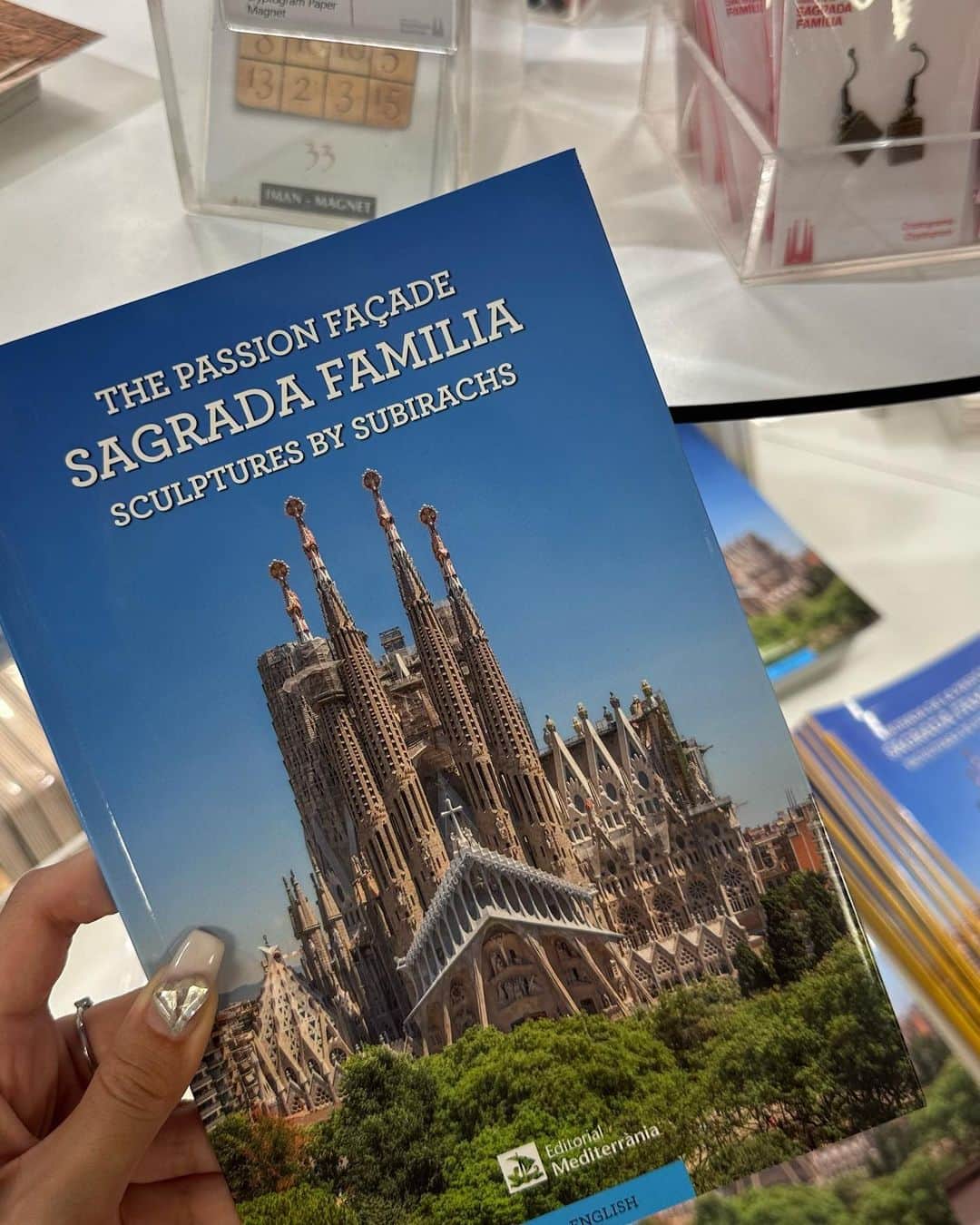 ききまるさんのインスタグラム写真 - (ききまるInstagram)「#sagradafamilia 🇪🇸 . . バルセロナといえば！サグラダファミリア！ . .  人生で一度は来てみたかった憧れの場所！ 子供の頃に金ローで見たルパン三世のアニメで知ってからずっと行ってみたいと思ってたからホントに嬉しすぎる🙉🙉🙉 .  サグラダファミリアの建設は CNCの技術で300年かかる施工期間が 半分以下の144年に縮まったらしい！ 技術進歩すご . 完成前に来れて良かったーー . . 360度どこから見てもおもしろくて 外観も当たり前にすごいけど内側がすごくきれいだった✨ それはまた別の投稿で👊 . . 一生の思い出また増えた〜🥹🩷 . .  . . ストーリーのハイライトにまとめてあるので 『Spain🇪🇸』ぜひチェックしてね✅  . . ----------------------------  💠インスタ歴10年現在フォロワー45万人 💠猫と犬と東京のど真ん中で暮らす26歳 💠事務所無所属(フリーランス) 💠TikTok & Twitter & Therdsも 💠#旅行　#サウナ　#ダイエット  ㊙️サブスクリクションスタートしました！  →  プレミアム投稿ぜひみてね🙌💗登録よろしくねん  フォロー、保存、コメント嬉しいです✨       (((( 　@kikigram_97 ))))   ----------------------------- . .  #海外旅行　#女子旅行　#女子旅　#スペイン旅行　#スペイン観光　#バルセロナ　#バルセロナ観光 #グエル公園　#ガウディ建築 #タビジョ　#海外旅行大好き #Spain #サグラダファミリア　#sagradafamilia #sagradafamília #barcelona #barcelona🇪🇸 #世界旅行　#ヨーロッパ旅行 #ヨーロッパ周遊 #ヨーロッパ旅」9月13日 23時10分 - kikigram_97