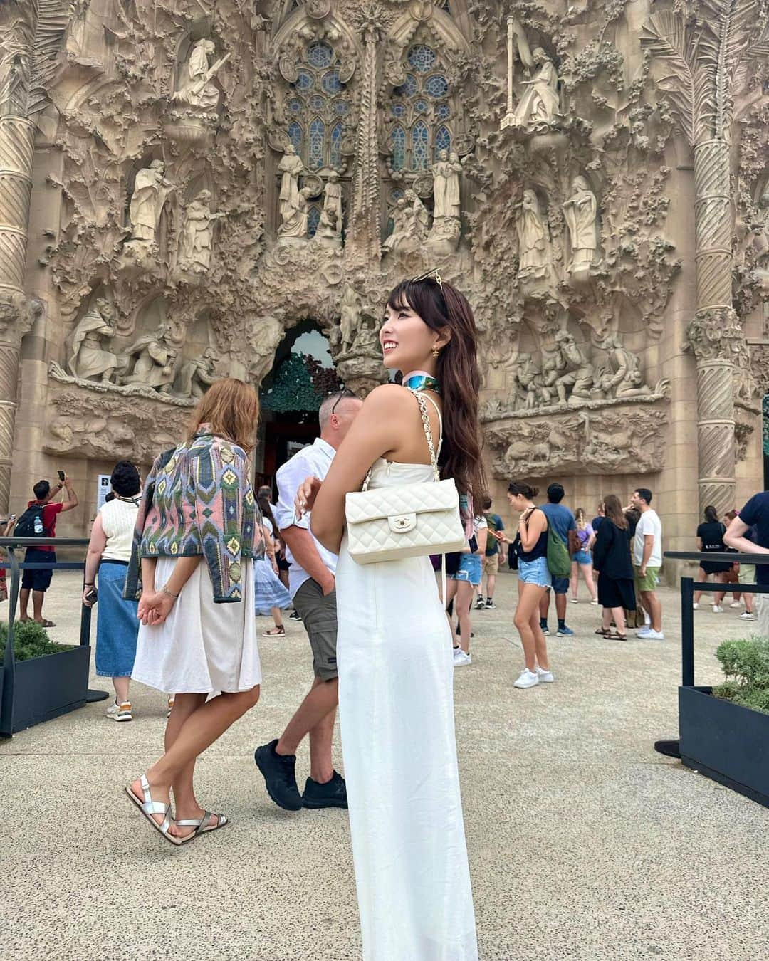 ききまるさんのインスタグラム写真 - (ききまるInstagram)「#sagradafamilia 🇪🇸 . . バルセロナといえば！サグラダファミリア！ . .  人生で一度は来てみたかった憧れの場所！ 子供の頃に金ローで見たルパン三世のアニメで知ってからずっと行ってみたいと思ってたからホントに嬉しすぎる🙉🙉🙉 .  サグラダファミリアの建設は CNCの技術で300年かかる施工期間が 半分以下の144年に縮まったらしい！ 技術進歩すご . 完成前に来れて良かったーー . . 360度どこから見てもおもしろくて 外観も当たり前にすごいけど内側がすごくきれいだった✨ それはまた別の投稿で👊 . . 一生の思い出また増えた〜🥹🩷 . .  . . ストーリーのハイライトにまとめてあるので 『Spain🇪🇸』ぜひチェックしてね✅  . . ----------------------------  💠インスタ歴10年現在フォロワー45万人 💠猫と犬と東京のど真ん中で暮らす26歳 💠事務所無所属(フリーランス) 💠TikTok & Twitter & Therdsも 💠#旅行　#サウナ　#ダイエット  ㊙️サブスクリクションスタートしました！  →  プレミアム投稿ぜひみてね🙌💗登録よろしくねん  フォロー、保存、コメント嬉しいです✨       (((( 　@kikigram_97 ))))   ----------------------------- . .  #海外旅行　#女子旅行　#女子旅　#スペイン旅行　#スペイン観光　#バルセロナ　#バルセロナ観光 #グエル公園　#ガウディ建築 #タビジョ　#海外旅行大好き #Spain #サグラダファミリア　#sagradafamilia #sagradafamília #barcelona #barcelona🇪🇸 #世界旅行　#ヨーロッパ旅行 #ヨーロッパ周遊 #ヨーロッパ旅」9月13日 23時10分 - kikigram_97