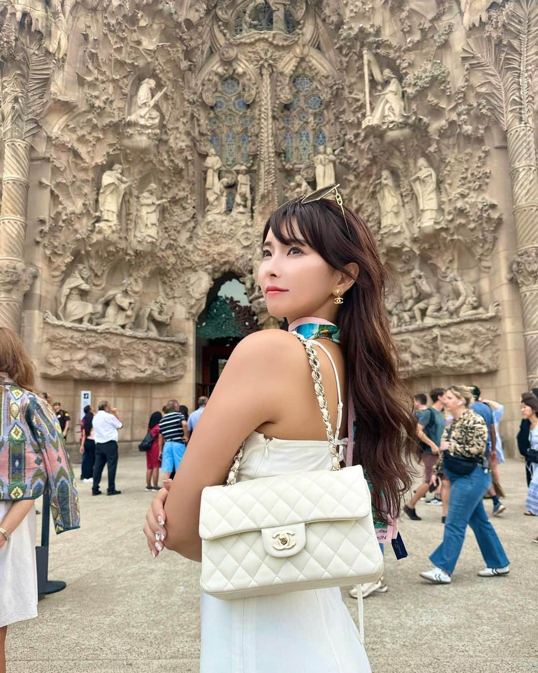 ききまるさんのインスタグラム写真 - (ききまるInstagram)「#sagradafamilia 🇪🇸 . . バルセロナといえば！サグラダファミリア！ . .  人生で一度は来てみたかった憧れの場所！ 子供の頃に金ローで見たルパン三世のアニメで知ってからずっと行ってみたいと思ってたからホントに嬉しすぎる🙉🙉🙉 .  サグラダファミリアの建設は CNCの技術で300年かかる施工期間が 半分以下の144年に縮まったらしい！ 技術進歩すご . 完成前に来れて良かったーー . . 360度どこから見てもおもしろくて 外観も当たり前にすごいけど内側がすごくきれいだった✨ それはまた別の投稿で👊 . . 一生の思い出また増えた〜🥹🩷 . .  . . ストーリーのハイライトにまとめてあるので 『Spain🇪🇸』ぜひチェックしてね✅  . . ----------------------------  💠インスタ歴10年現在フォロワー45万人 💠猫と犬と東京のど真ん中で暮らす26歳 💠事務所無所属(フリーランス) 💠TikTok & Twitter & Therdsも 💠#旅行　#サウナ　#ダイエット  ㊙️サブスクリクションスタートしました！  →  プレミアム投稿ぜひみてね🙌💗登録よろしくねん  フォロー、保存、コメント嬉しいです✨       (((( 　@kikigram_97 ))))   ----------------------------- . .  #海外旅行　#女子旅行　#女子旅　#スペイン旅行　#スペイン観光　#バルセロナ　#バルセロナ観光 #グエル公園　#ガウディ建築 #タビジョ　#海外旅行大好き #Spain #サグラダファミリア　#sagradafamilia #sagradafamília #barcelona #barcelona🇪🇸 #世界旅行　#ヨーロッパ旅行 #ヨーロッパ周遊 #ヨーロッパ旅」9月13日 23時10分 - kikigram_97