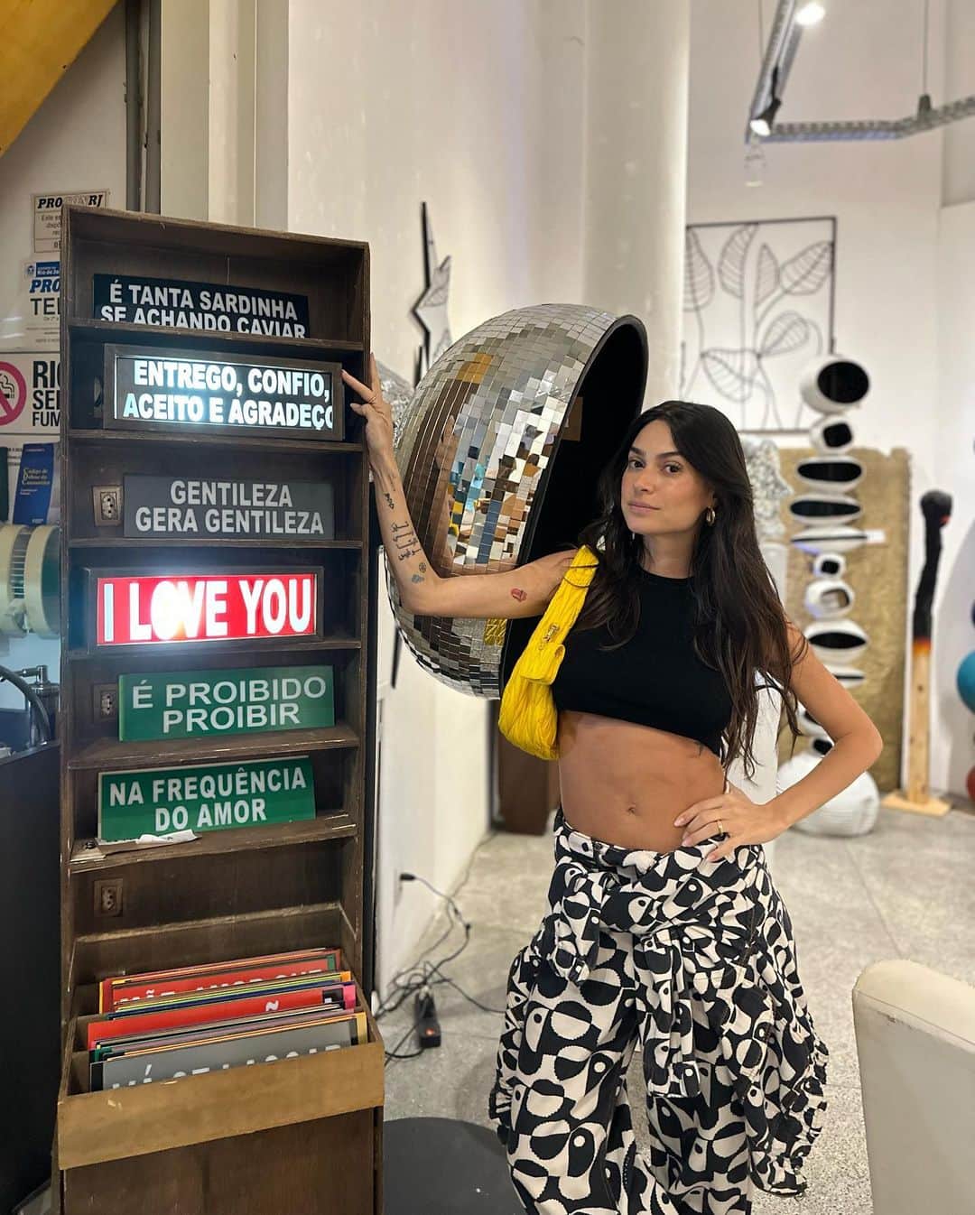 Thaila Ayalaのインスタグラム：「Tipo de “acontecimento” que me arrebata, me emociona, assistir RETRATOS FANTASMAS de Kleber Mendonça no Cine Santa Tereza 🙌🏽」
