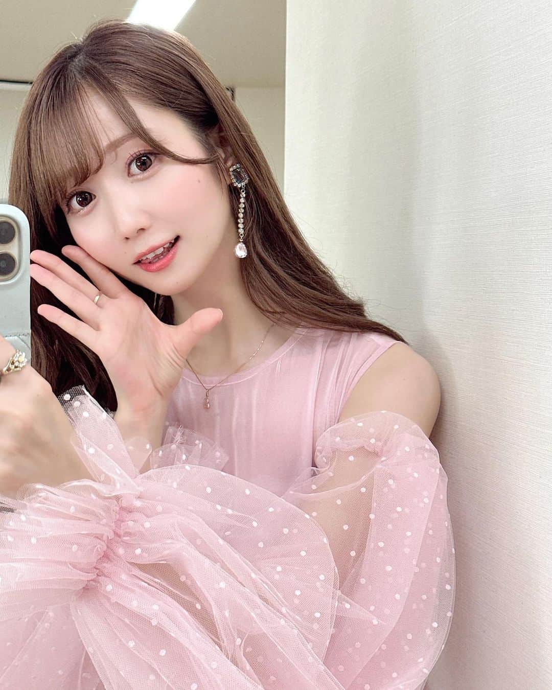 大谷映美里のインスタグラム：「#みりにゃと女子会  ありがとうございました〜〜😭🎀幸せ空間すぎたよ〜💕  おしゃれして沢山準備して会いに来てくれて本当にありがとう✨みんな可愛くて抱きしめたかった😿💞  久しぶりにSweetest girlのドレス着れたり👗 みんなと乾杯してドーナツ食べながらお話ししたり☕️🍩 ファッションチェックで私服プレゼントしちゃったり🎁 毎日メイクしたり、新作のお洋服着ちゃったり🍂  うまくお話しできてたかは分からないけど、 みんなのおかげでめちゃくちゃ楽しかったよーー❕  メイク企画ではなんとノイミーのひぃちゃんを ゲストに呼ばせてもらいました🐈🎀 可愛くて気遣いもできてさいこうな女の子✨ ひぃちゃん忙しい中ありがとう🤍  最後のお見送りでも可愛い姿見せてくれてありがとう💓 また会おうね〜🫶🏻💕💕💕  (パジャマの写真もまた載せるね😼😼😽)」