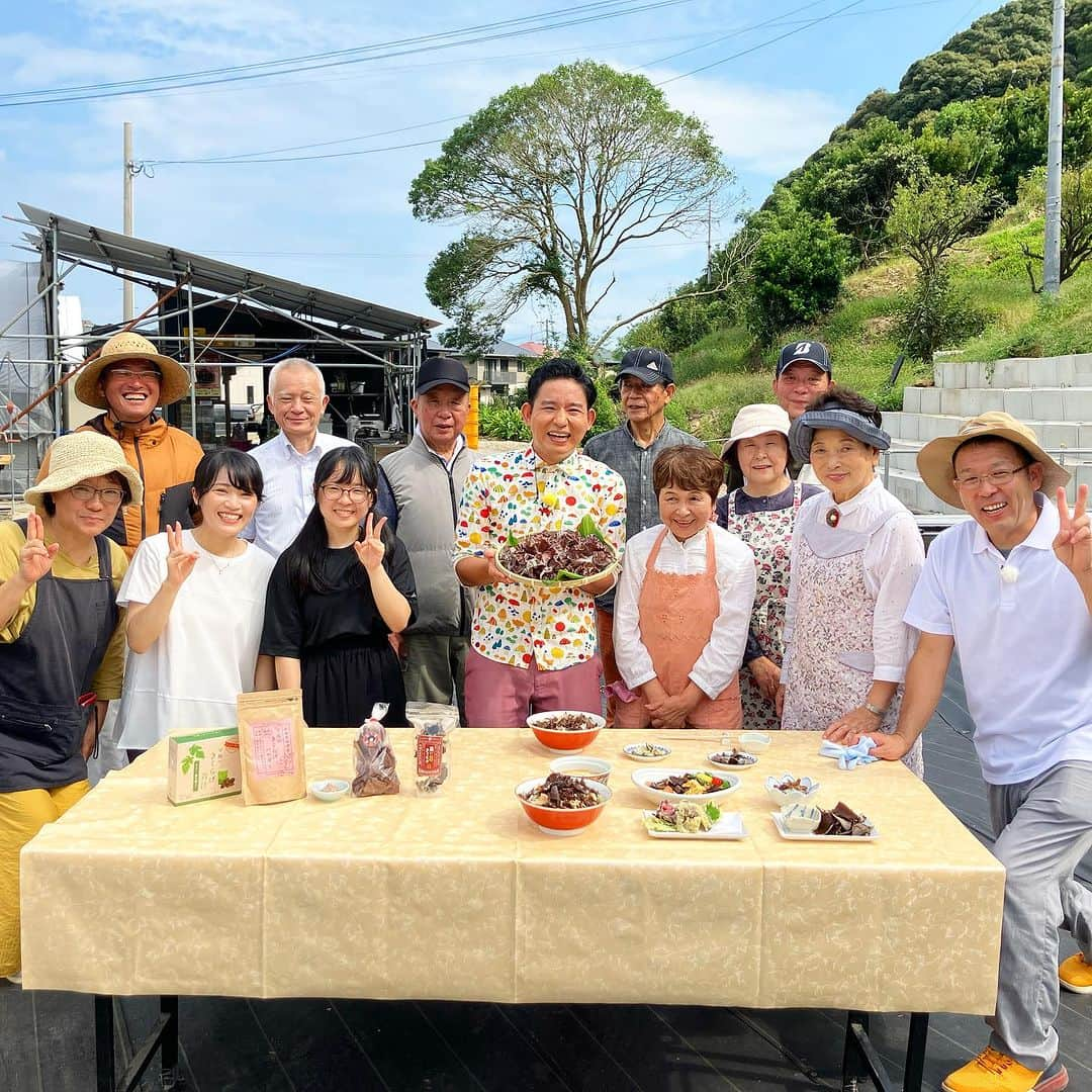 羽地政義のインスタグラム：「きょうはアサデス。7中継 時津町の「かわはら農園」から 希少な国産キクラゲを紹介しました☺️ 国内で流通しているキクラゲの約9割が外国産！ 1割にも満たない国産のキクラゲを 時津町の新たな名物にしようと頑張っています🙌 かわはら農園のキクラゲは 肉厚で強いコリコリ食感が特徴でした^ ^ キクラゲ料理をたくさん用意していただいて、 なんだか私もファミリーの一員になれた感覚✨😌 中継後スタッフと一緒においしくいただきました✊  #かわはら農園#時津町#キクラゲ#木耳#時津キクラゲ#アサデス#アサナナ#アサ7#九州#山口#長崎」