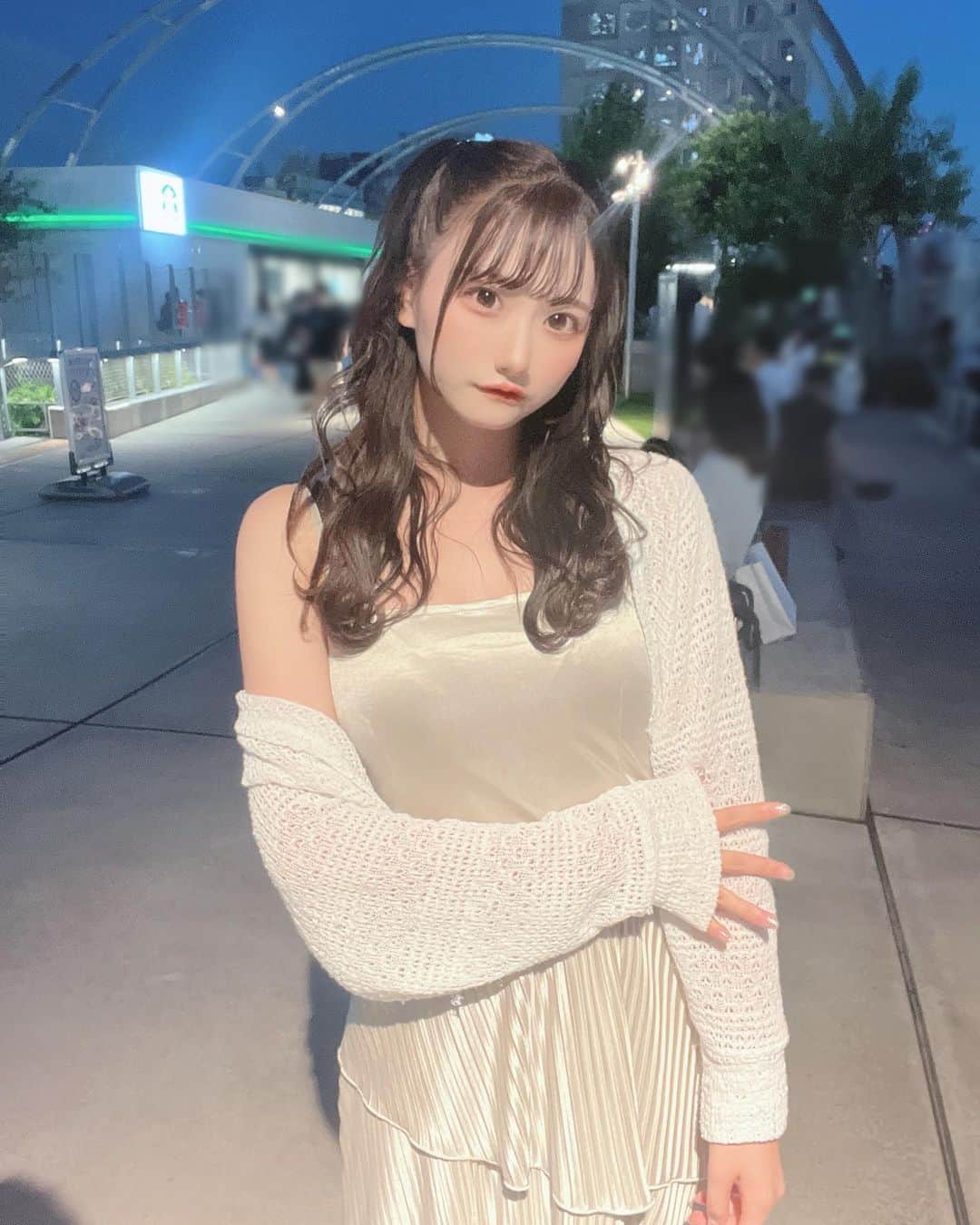 夢実あすかのインスタグラム：「夜デート(◍ᐡ₃ᐡ◍)❤︎ ．  ． 今日暗くなるの早くなかった？びっくりした🥹🥹今日も一日おつかれさま❤︎会いに来てくれた皆ありがとう😍 ．  ．  ．  #japaneseidol #japanesegirl #idol #instagood #instalike #selca #followforfollowback #selfie #today #ootd #dailylook #instafashion #followme #アイドル前髪 #makeup #今日のコーデ  #アイドル  #ハーフツイン  #メイク  #夏コーデ #いいね返し #自撮り #自撮り女子 #自撮り界隈 #推してください #シンプルコーデ #宮下パーク #デートコーデ #ワンピースコーデ」