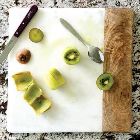 Simple Green Smoothiesのインスタグラム：「PEEL 🥝 IN ✌ STEPS!⁣ ⁣ Learn how to peel kiwi and enjoy this funny little fruit + the rawkin' benefits found inside, like vitamin C, vitamin K and anti-inflammatory properties. ⁣ ⁣ How to enjoy...⁣ 🎒 Packed lunches⁣ 🚙 Roadtrip snack ⁣ 👩‍🍳 Hungry while cooking⁣ 🥤 Blend in smoothies ⁣ ⁣ 👉 Click the link in bio to learn more⁣ ⁣ ⁣⁣⁣⁣#peelkiwi #peelingfruit #kitchentips #freshfruits #knifeskills」