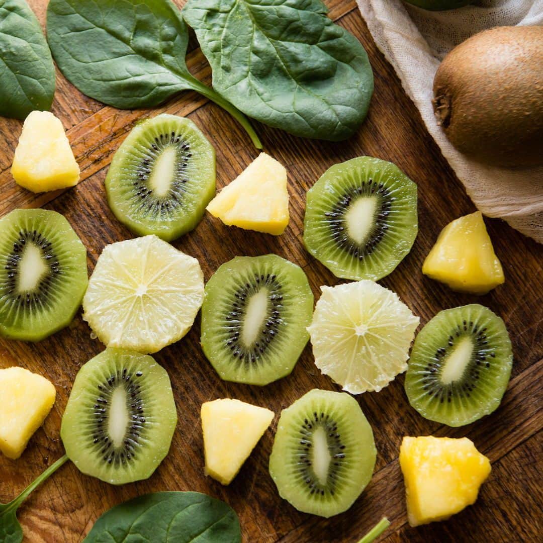 Simple Green Smoothiesさんのインスタグラム写真 - (Simple Green SmoothiesInstagram)「PEEL 🥝 IN ✌ STEPS!⁣ ⁣ Learn how to peel kiwi and enjoy this funny little fruit + the rawkin' benefits found inside, like vitamin C, vitamin K and anti-inflammatory properties. ⁣ ⁣ How to enjoy...⁣ 🎒 Packed lunches⁣ 🚙 Roadtrip snack ⁣ 👩‍🍳 Hungry while cooking⁣ 🥤 Blend in smoothies ⁣ ⁣ 👉 Click the link in bio to learn more⁣ ⁣ ⁣⁣⁣⁣#peelkiwi #peelingfruit #kitchentips #freshfruits #knifeskills」9月13日 23時17分 - simplegreensmoothies