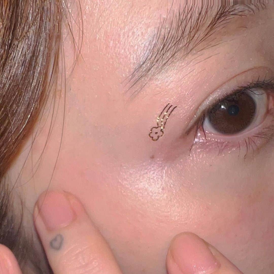 吉河唯さんのインスタグラム写真 - (吉河唯Instagram)「🫶 💘 🫶 💘 @emiumigumi   ぴかぴか tattoしーる かわいーー！ えみうみさんの イニシャルシリーズ、 だいすきすぎて ネイルじゃなくて 母子手帳に 貼ってしまった ｶﾜｲｲ!  #emiumigumi #tattoo #nail #tattogirl #selfnail」9月13日 23時17分 - yui_yoshikawa