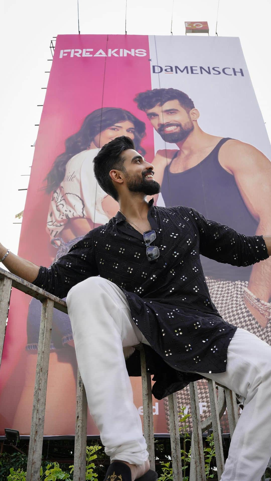 Karron S Dhinggraのインスタグラム：「My 1st Billboard Story🎞️ : Maa Ek Din Meri Bhi Photo Lagegi Vo Bhi Badi 📸  #Dreamscometrue  Thank you @damenschofficial for this wonderful opportunity🫶🏽 . . . #TheFormalEdit #Billboard」