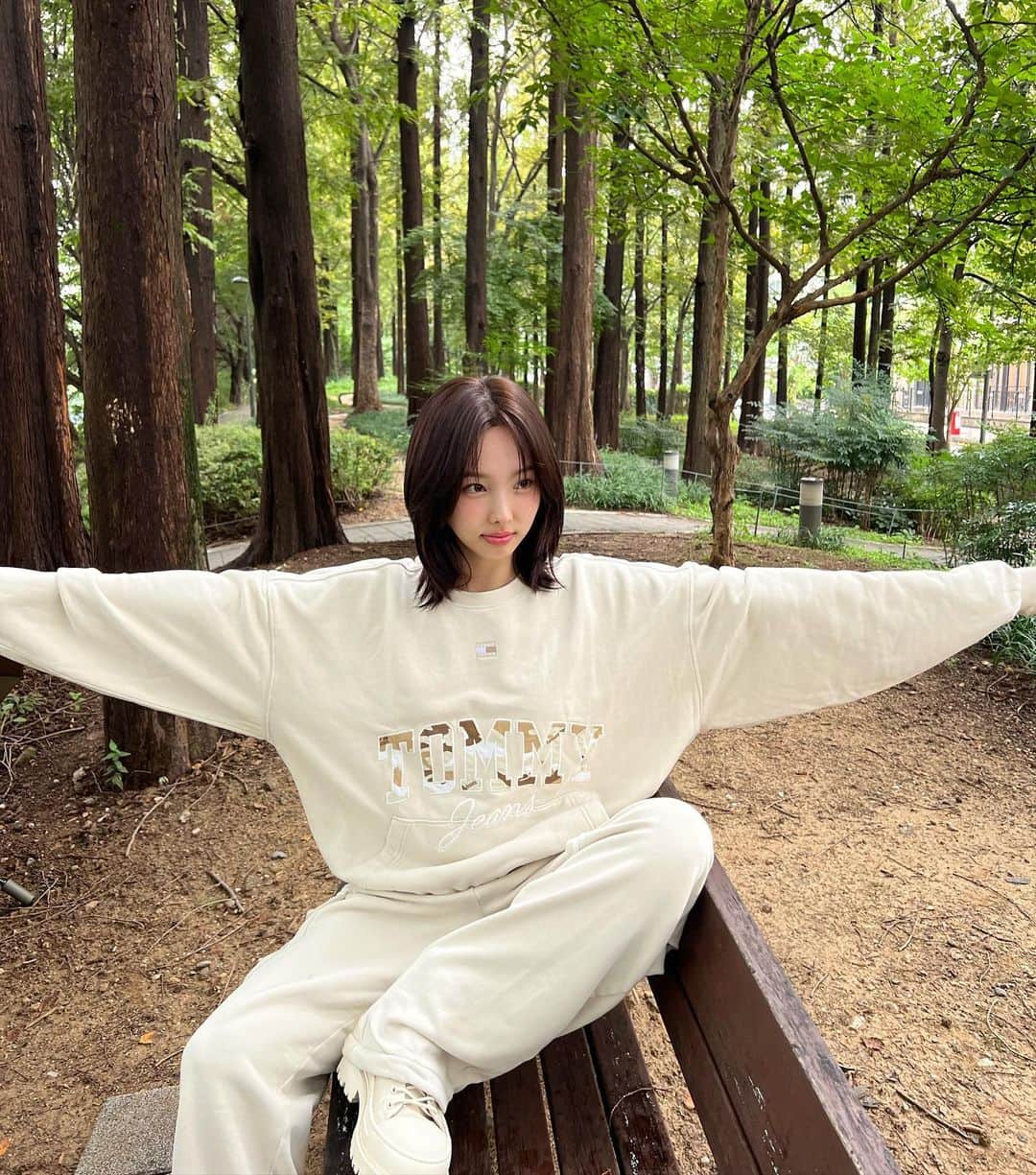 ナヨンさんのインスタグラム写真 - (ナヨンInstagram)「#광고 비 오는 날 타미진스☂️ #타미진스 #tommyjeans」9月13日 23時32分 - nayeonyny