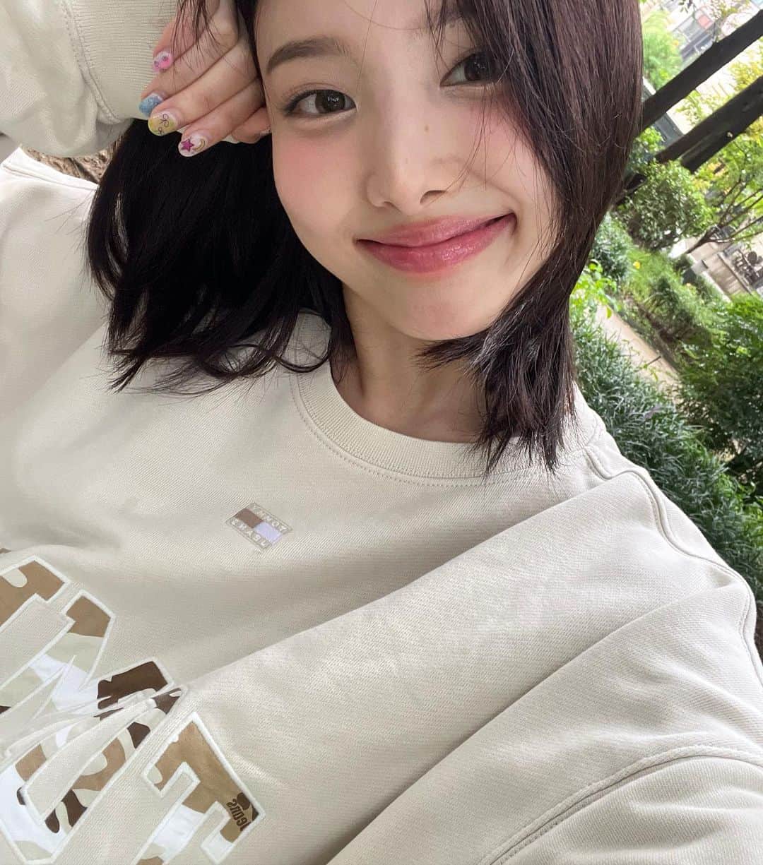 ナヨンさんのインスタグラム写真 - (ナヨンInstagram)「#광고 비 오는 날 타미진스☂️ #타미진스 #tommyjeans」9月13日 23時32分 - nayeonyny
