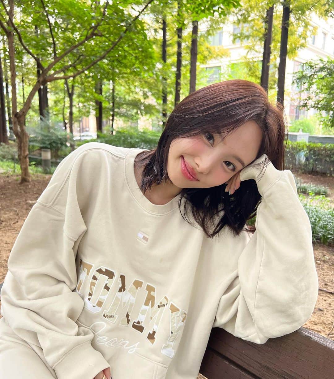 ナヨンさんのインスタグラム写真 - (ナヨンInstagram)「#광고 비 오는 날 타미진스☂️ #타미진스 #tommyjeans」9月13日 23時32分 - nayeonyny