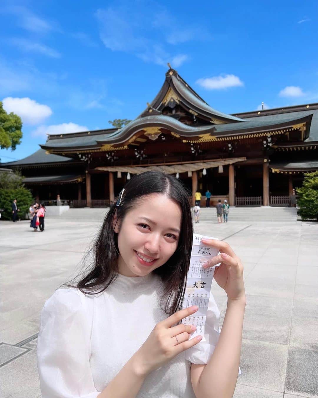 高山璃奈のインスタグラム：「⁡誕生日の日は朝から神社で参拝し、 一年間のお礼を伝えてきました！✨ ⁡ 数年ぶりにおみくじ引いたら大吉だった😆 ⁡ 幸先良いスタートを切れました🍀 ⁡ ⁡ この一年も、 今ある幸せに感謝して 心穏やかに過ごしていきたいと思います(*^^*) ⁡ #31thbirthday #アンチエイジング頑張らねば笑 #今年もよろしくお願いします🍀」